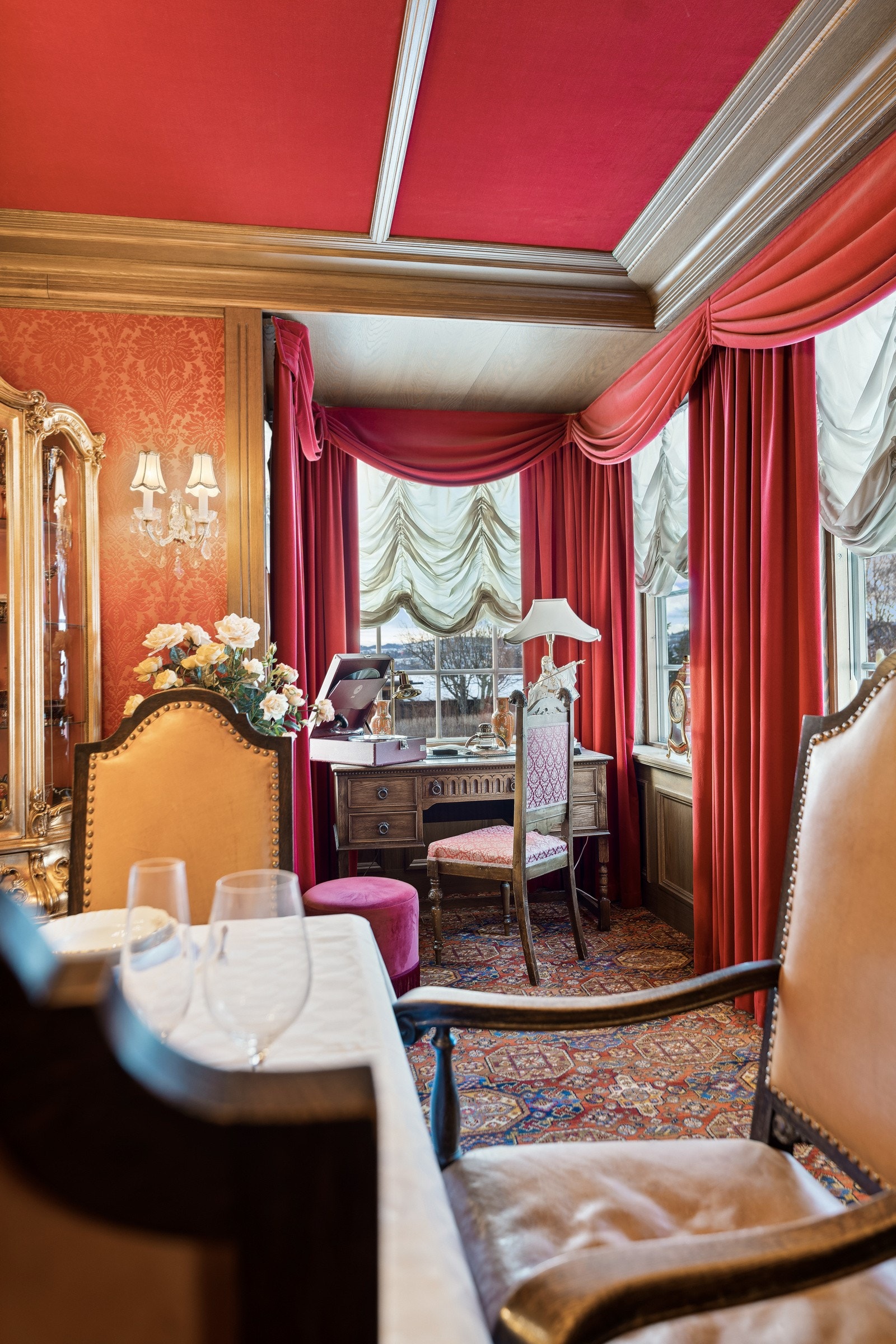 Som følge av rommets gode utforming er det plass til etablering av en større spisegruppe med tilhørende oppbevaringsmøblement. Galleribilde