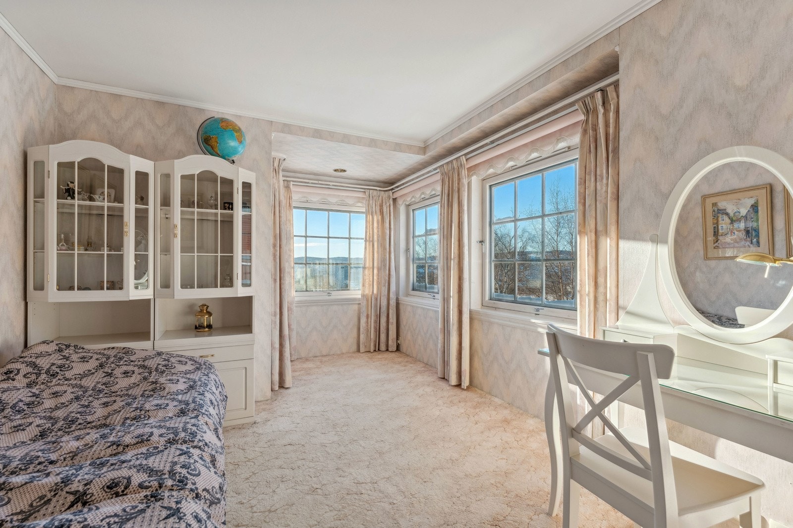 Soverommene er målt til henholdsvis 15, 16 og 8 kvm. Alle rommene byr på behagelige inneklimaer. Galleribilde