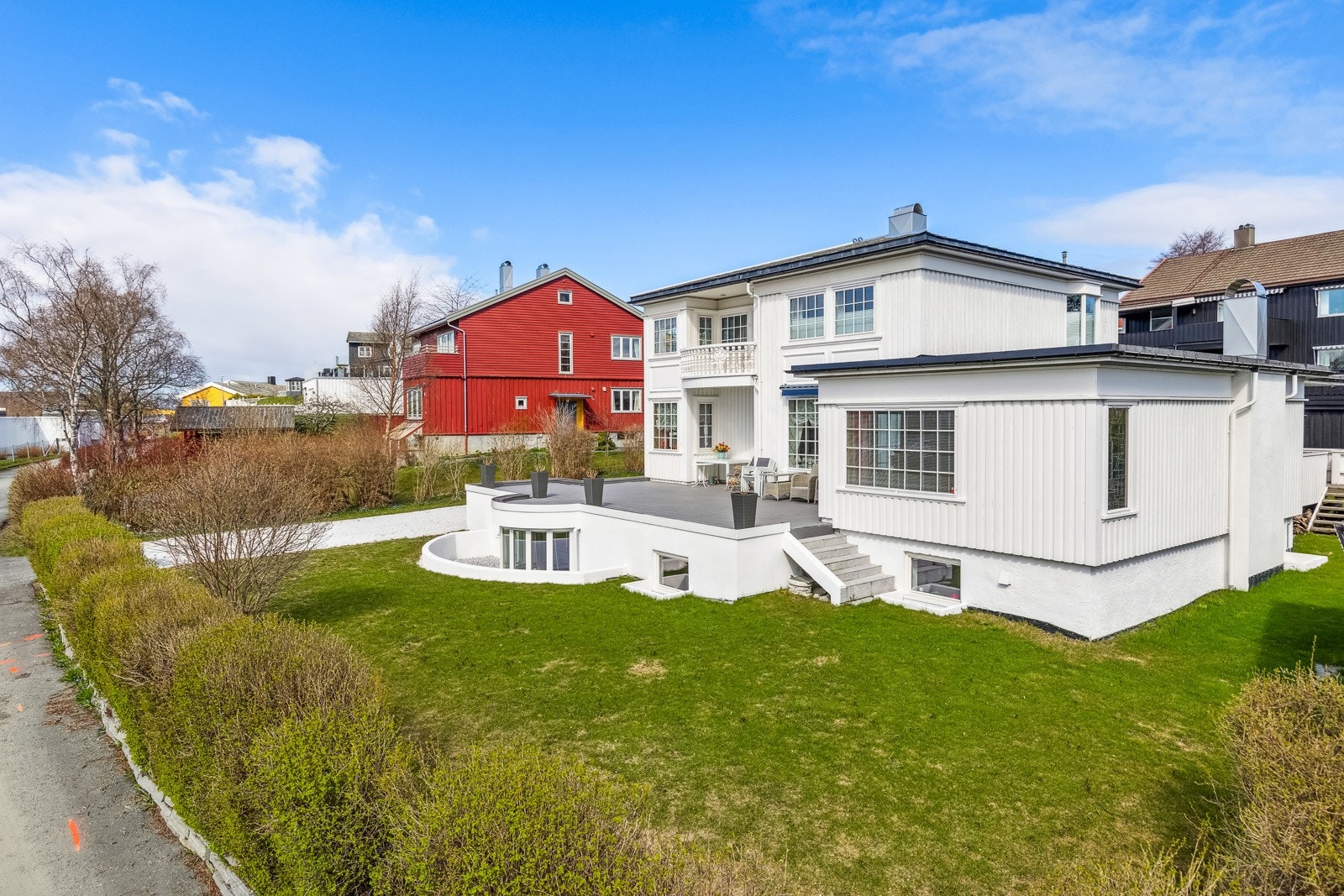 Den store hagen egner seg ypperlig til avslapping, lek og hygge på fine sommerdager. Galleribilde