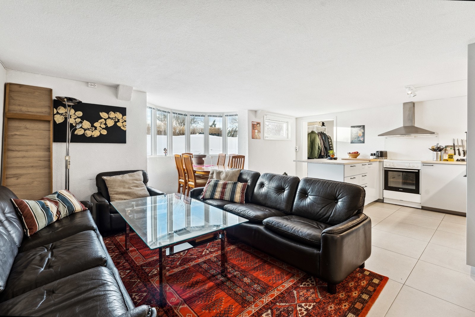 Nåværende eier har nylig oppgradert etasjen, og etablert utleiedel med svært gode leieinntekter. Galleribilde