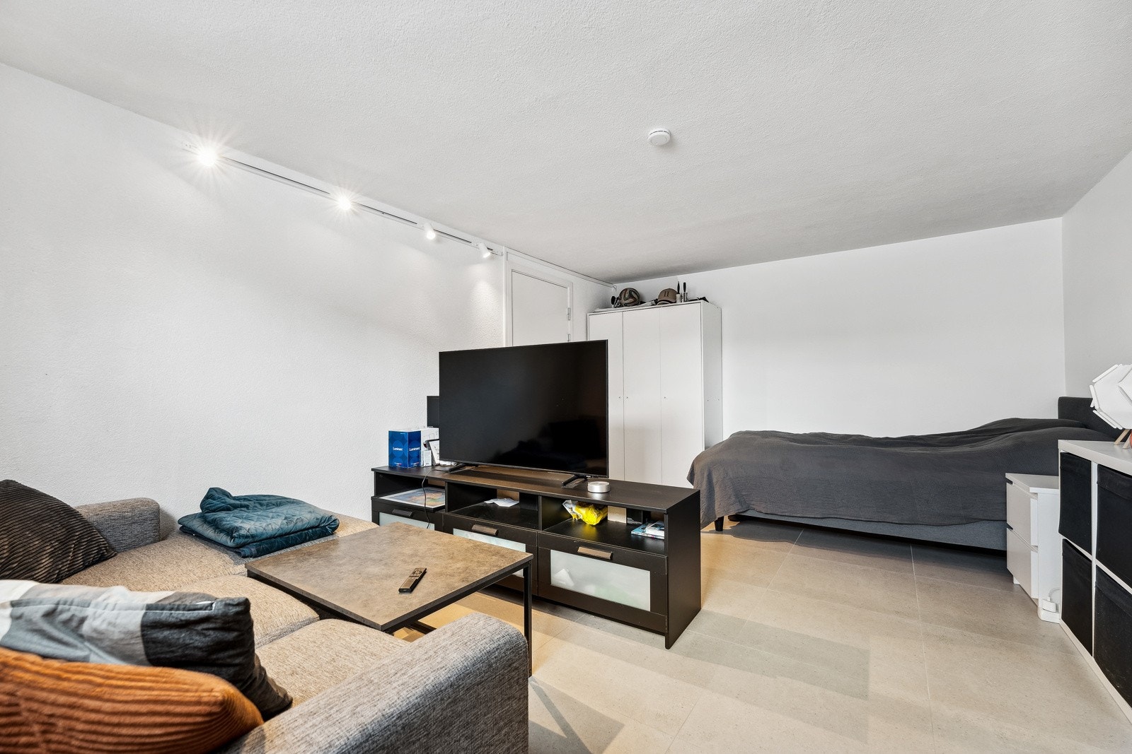 Kjelleretasjen har 5 gode soverom, som i likhet med resten av etasjen har herlig varme i gulv. Rommene er perfekte utleieenheter, og etasjen har en leiepris på til sammen kroner 30 000, - per måned. Galleribilde