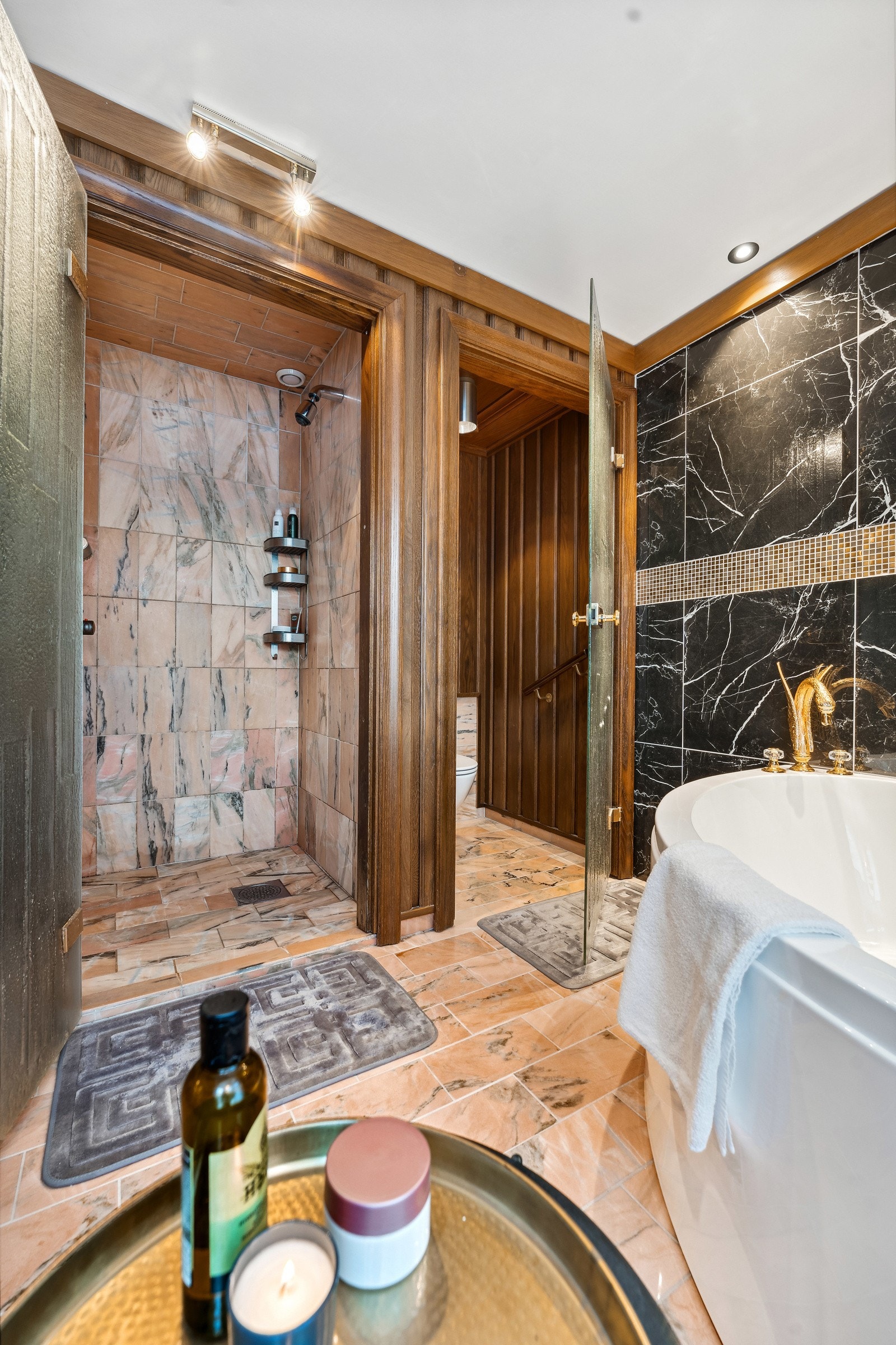 Baderommets utforming og stilfulle standard, byr på en følelse av et lekkert hjemmespa. Galleribilde