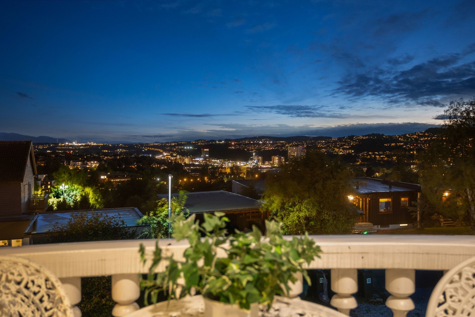 Fantastisk utsikt over byen fra balkongen. Galleribilde