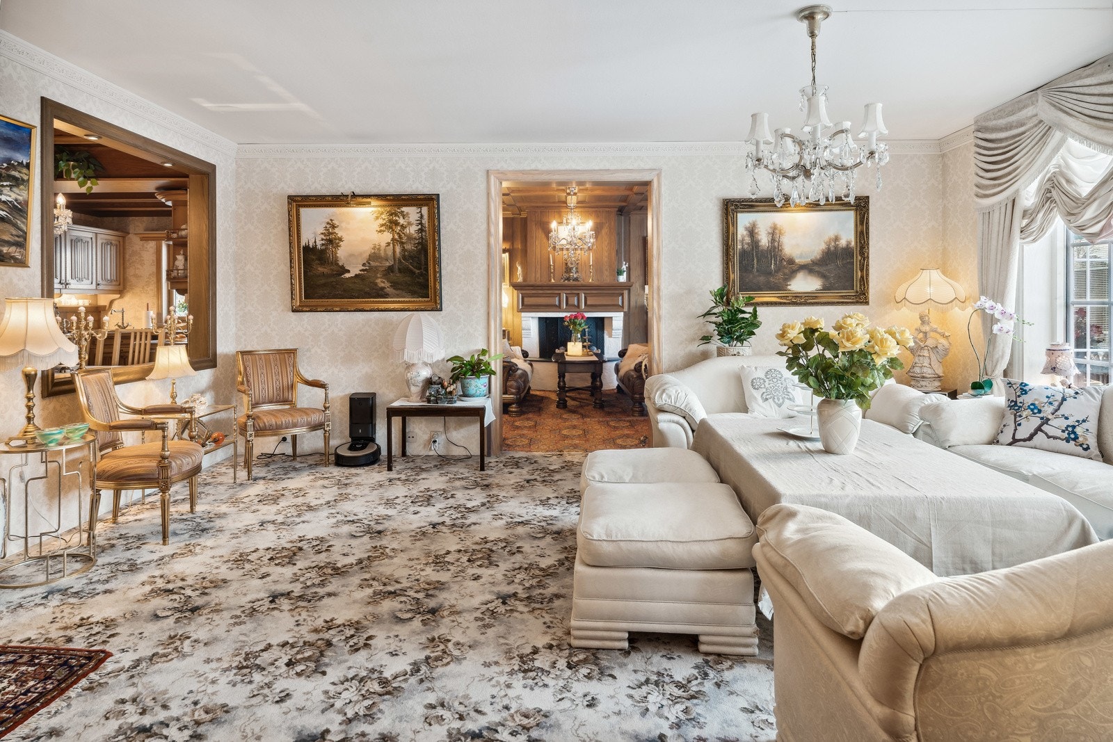 Med en svært romslig og praktisk planløsning, gis det stor frihet til å pusse opp innvendig etter egne ønsker og preferanser. Galleribilde