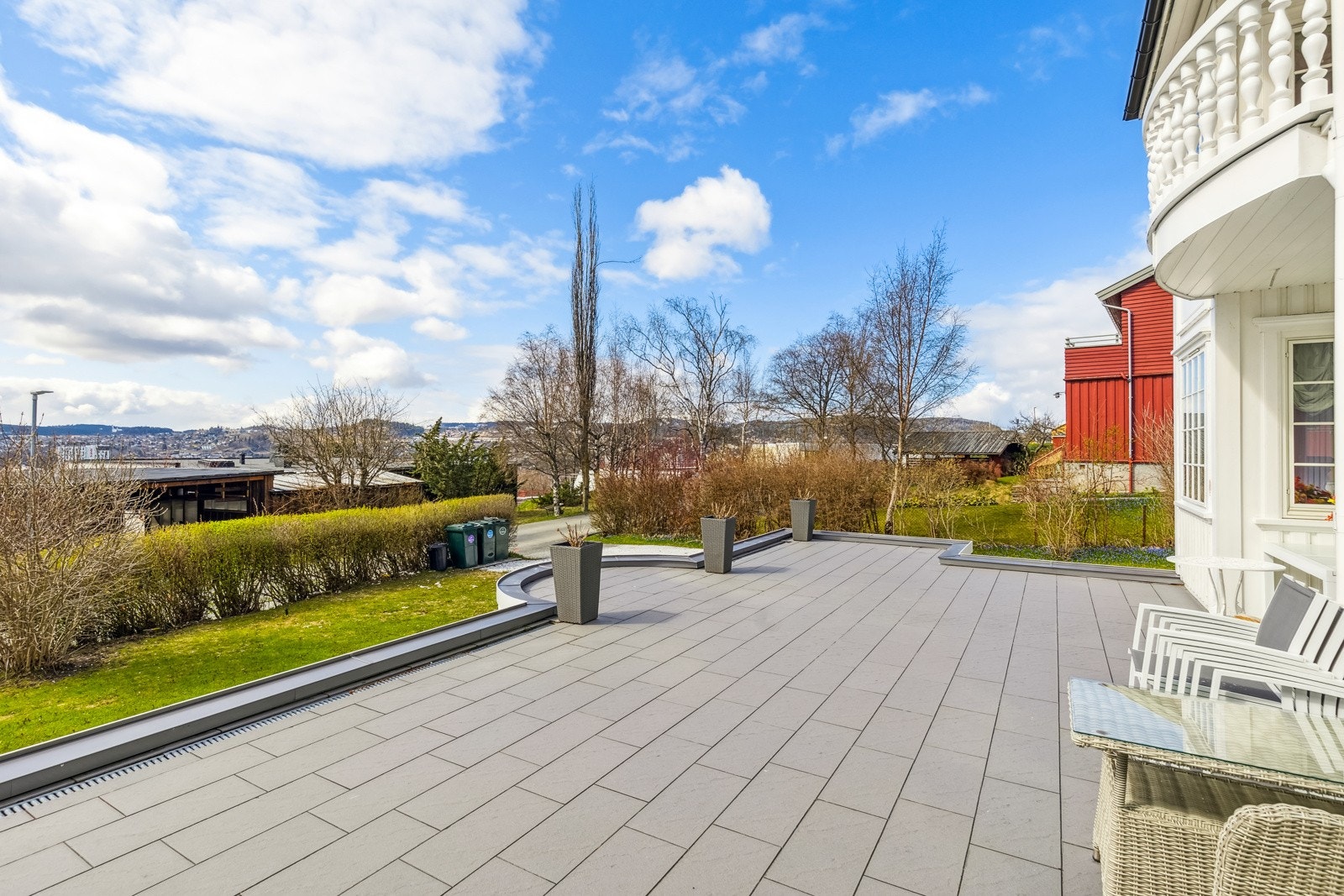 Fra den store og sydvest vendte terrassen kan man nyte den fantastiske utsikten, i uforstyrrede omgivelser. Galleribilde