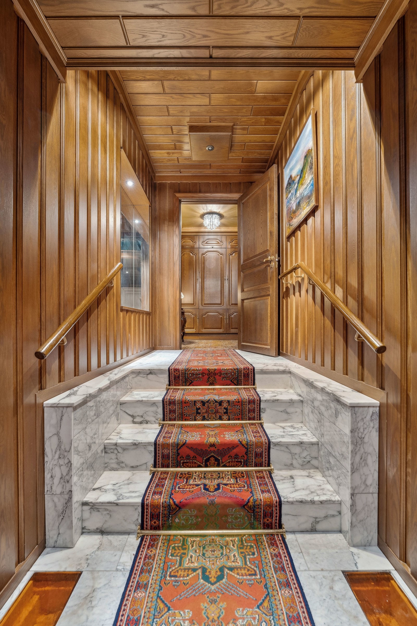 Velkommen inn! Forbi inngangsdøren venter et praktisk vindfang, utført med en elegant trappgang i marmor. Galleribilde