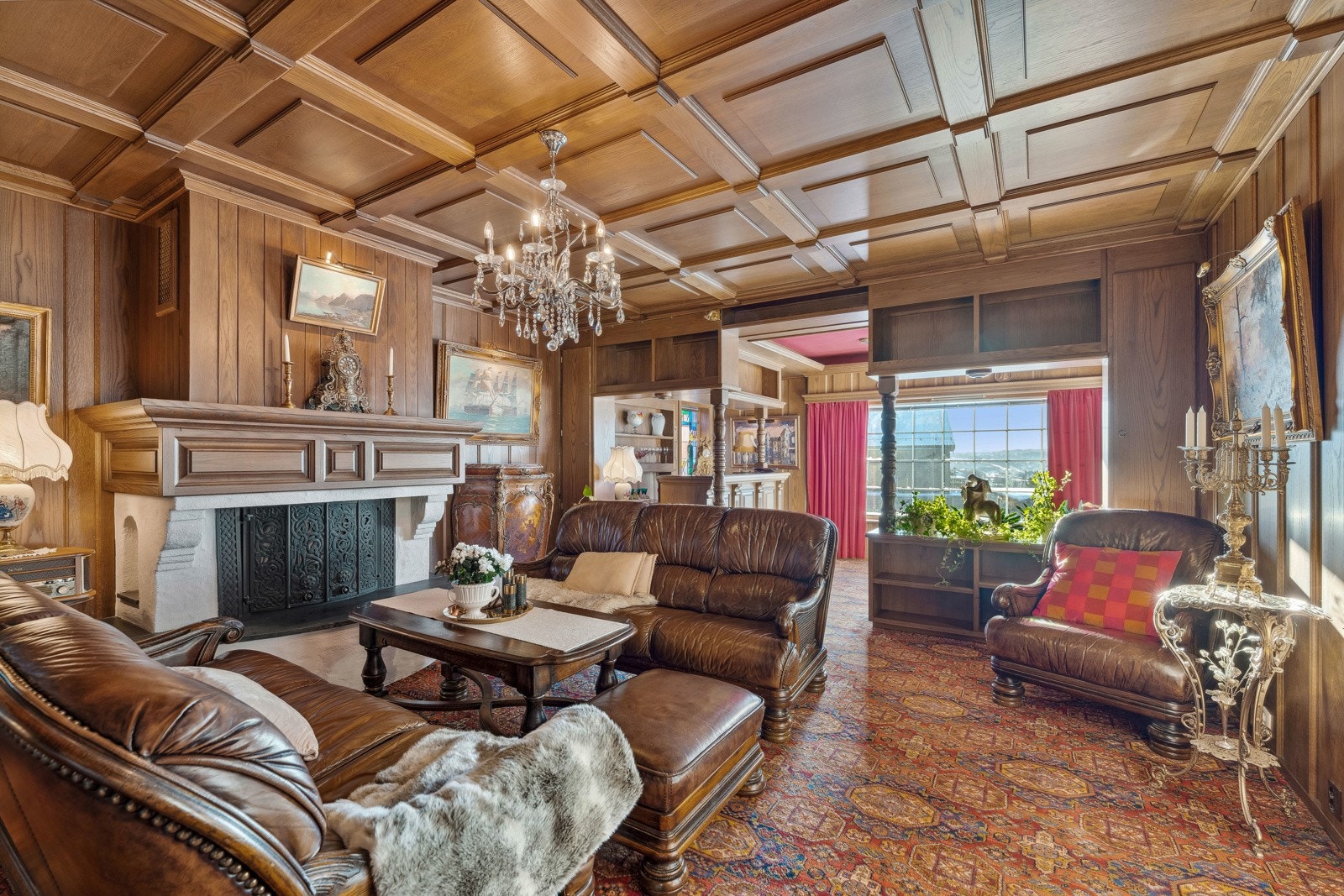 Stuen er delt inn i to soner, hvor man enkelt kan etablere TV-krok i en del, samt at man har utgang til en storslagen terrasse fra den andre. Galleribilde