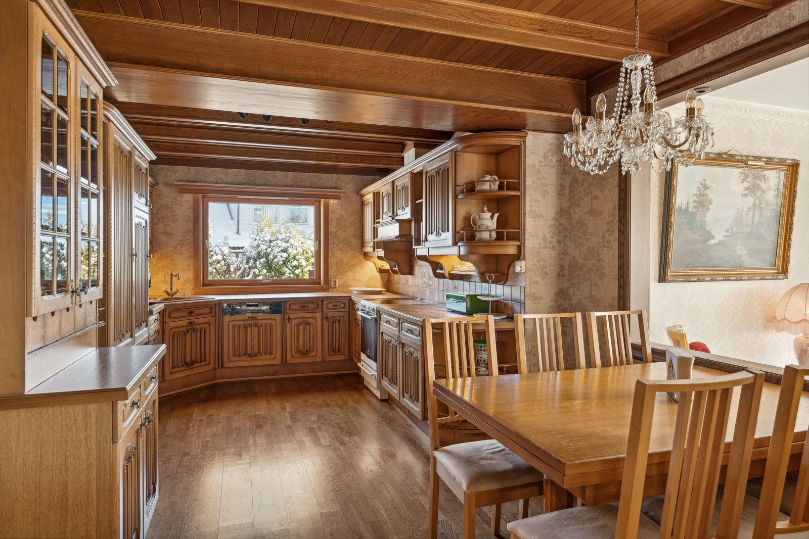 Boligens kjøkken er hele 17 kvm, og ligger praktisk adskilt til. Galleribilde