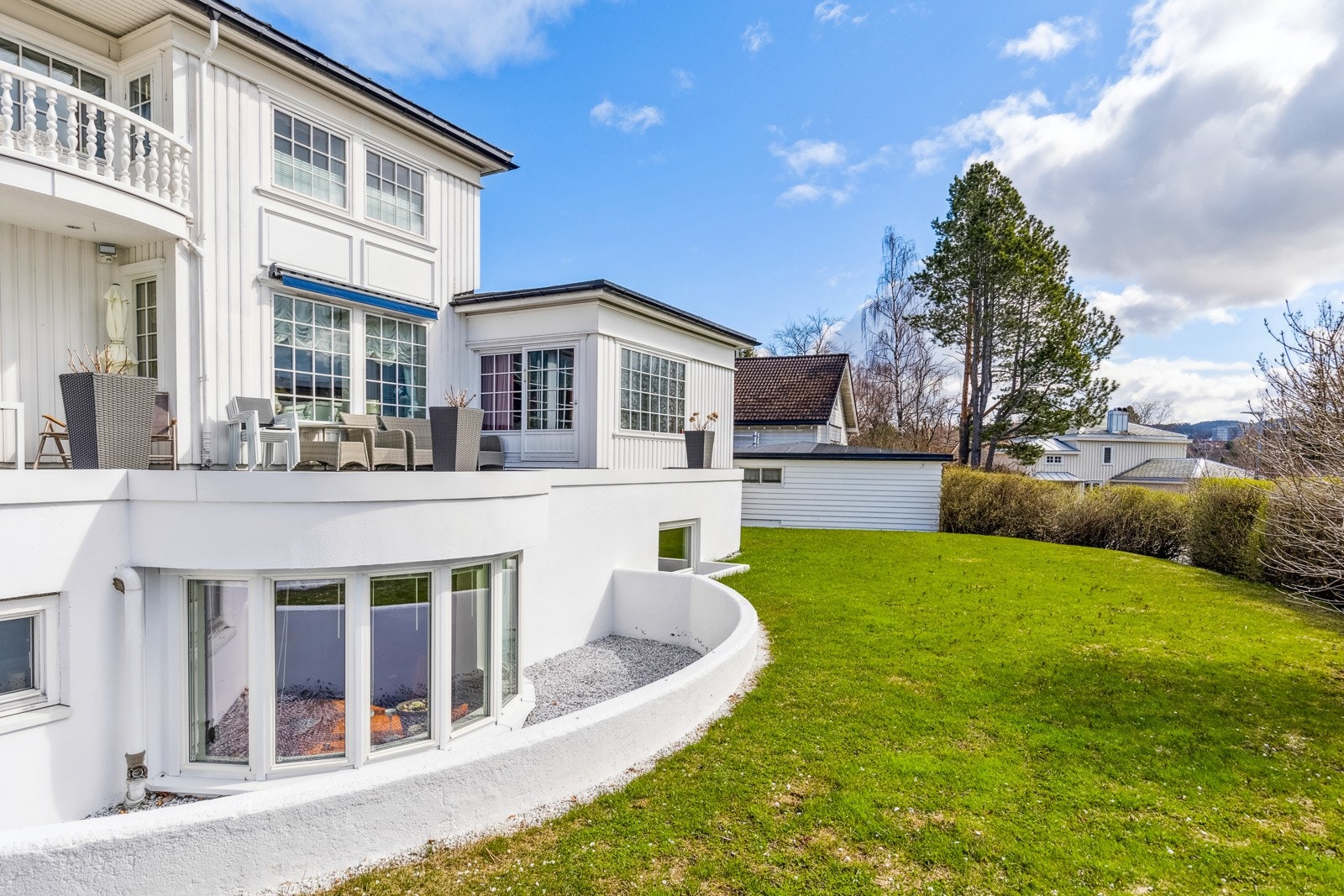 Som følger av høye hekker, kan man nyte solen i hagen fra usjenerte omgivelser. Galleribilde