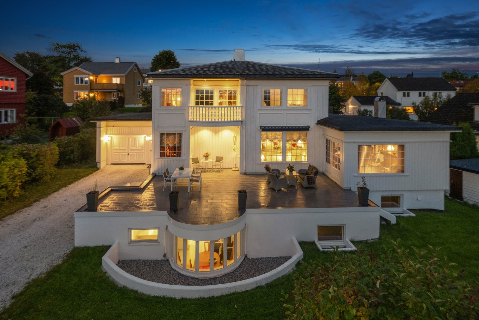 Proaktiv Eiendomsmegling ved Eirik Døsen har den store gleden av å presentere Nedre Bergsvingen 5! En svært innholdsrik villaeiendom fordelt over fire plan, i et av byens mest populære boområder. Galleribilde