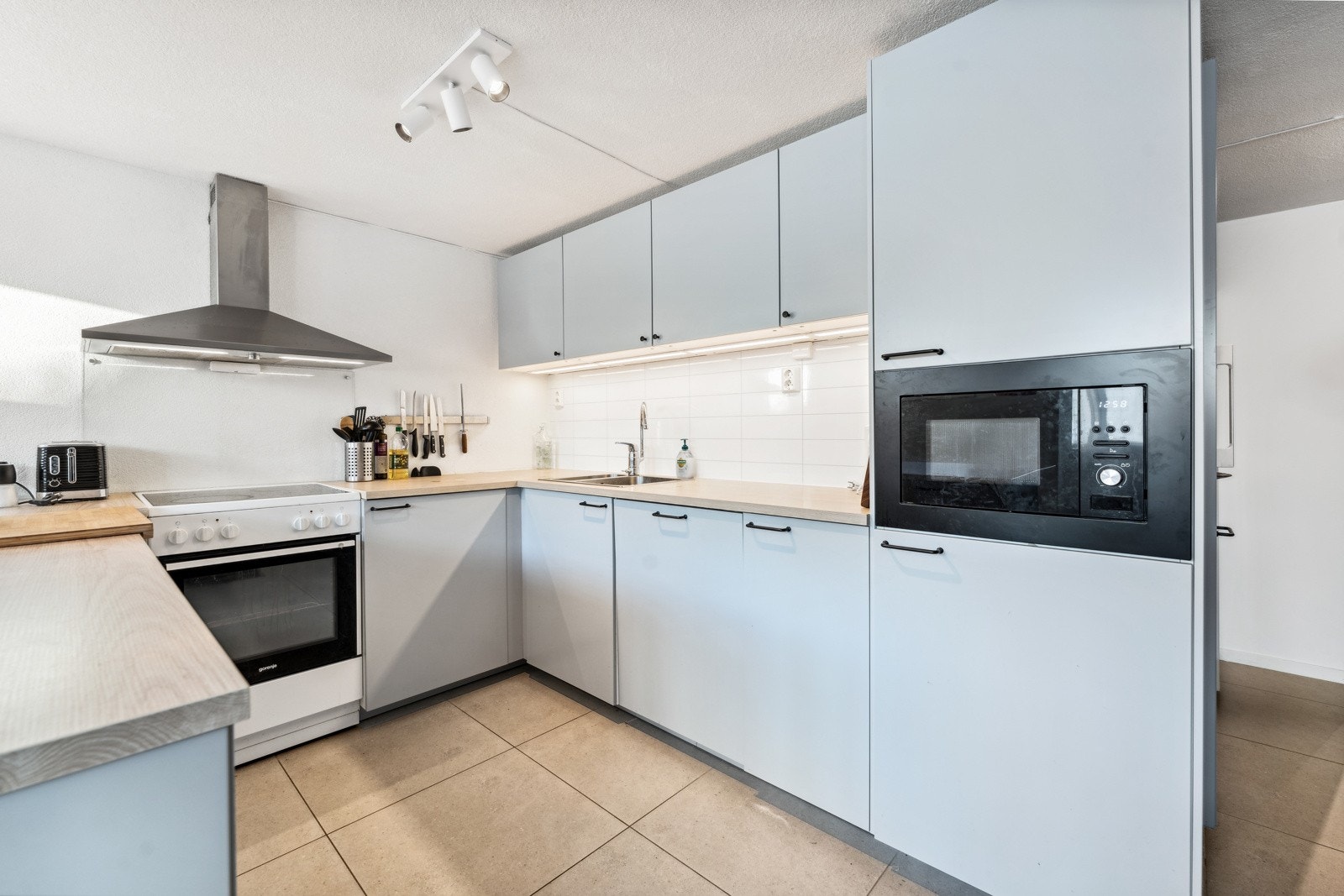 Utleiedelen har et nyere og romslig kjøkken, med integrert mikrobølgeovn og oppvaskmaskin. Kjøkkenet ligger i åpen løsning med stuen, og utgjør til sammen 35 kvm. Galleribilde