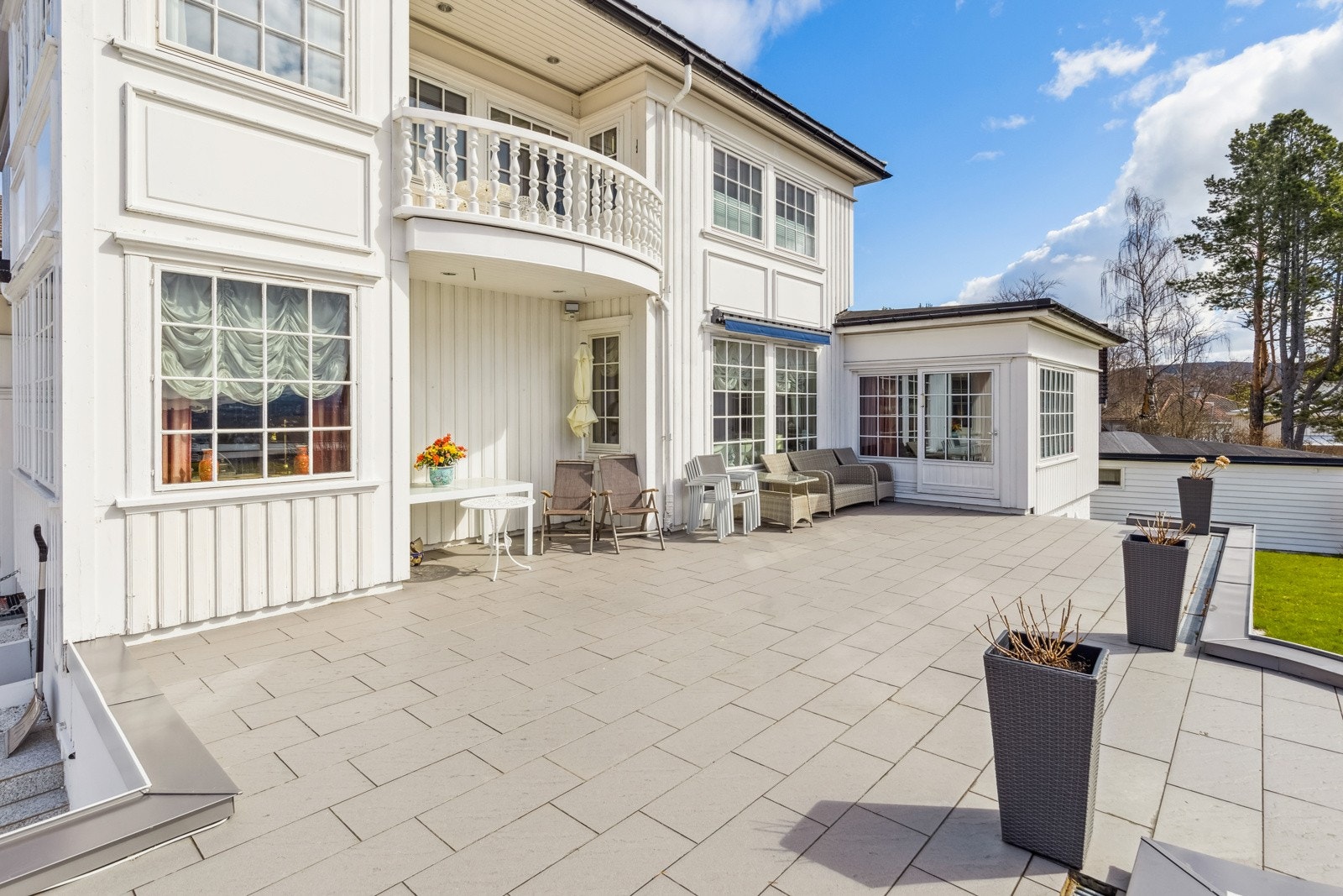 Terrassen tilfører et rikelig tilleggsareal på varme dager, og har godt med plass for diverse utemøblement. Galleribilde