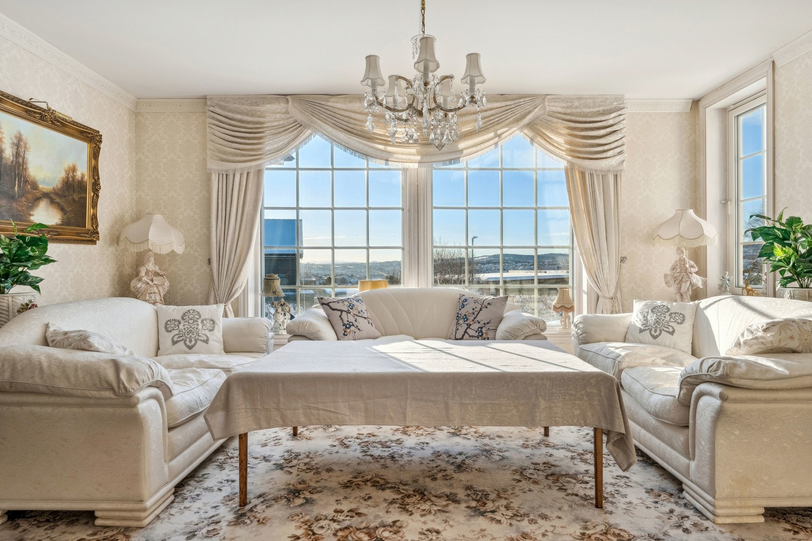 Forstuen er på ca. 26 kvm og byr på en svært opplyst inneklima, som følger av lyse fargevalg og store vindusflater. Galleribilde