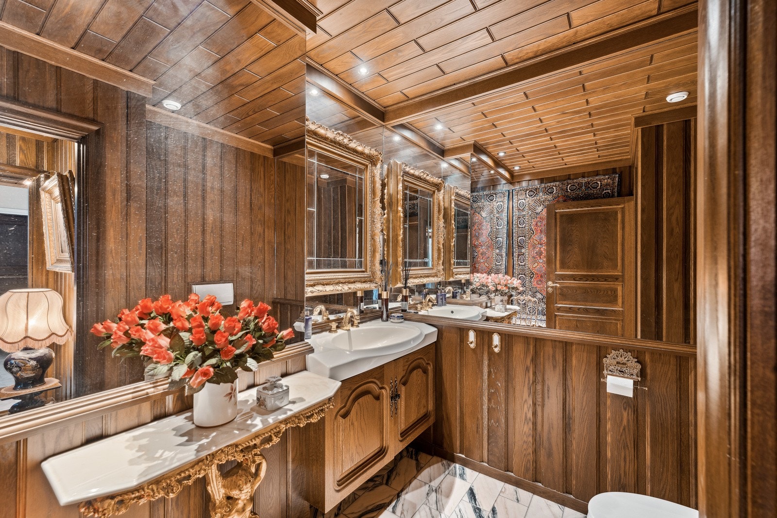 Hovedetasjen har et stilig toalettrom, med flislagt gulv. Rommet er innredet med samme materialer som resten av boligen, og ligger praktisk tilknyttet gangen og kjøkkenet. Galleribilde