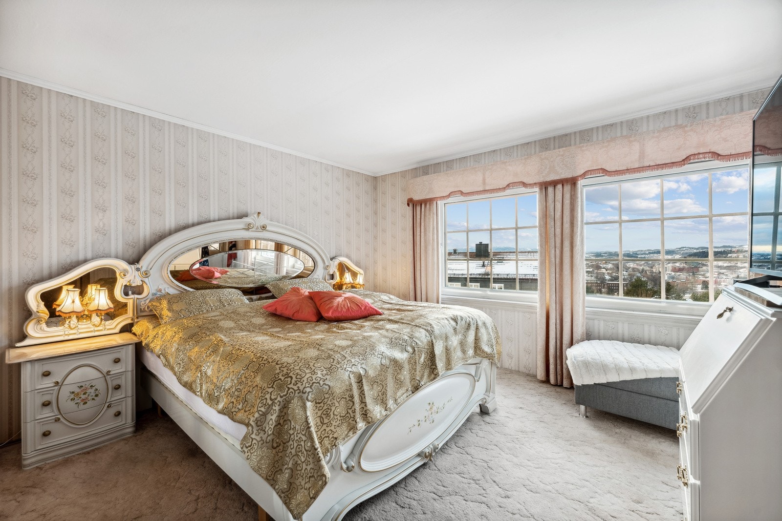 Velkommen til boligens 2. etasje, hvor tre gode soverom, to baderom og et walk- in closet venter. Galleribilde