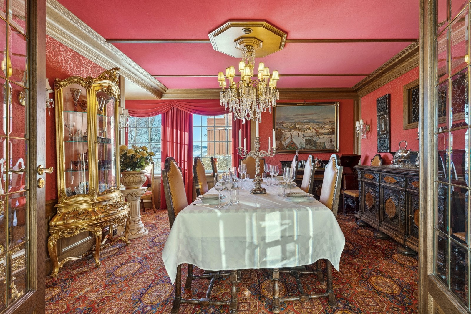 Spisestuen er et ypperlig sted for å invitere til større sammenkomster og byr på en god atmosfære. Galleribilde