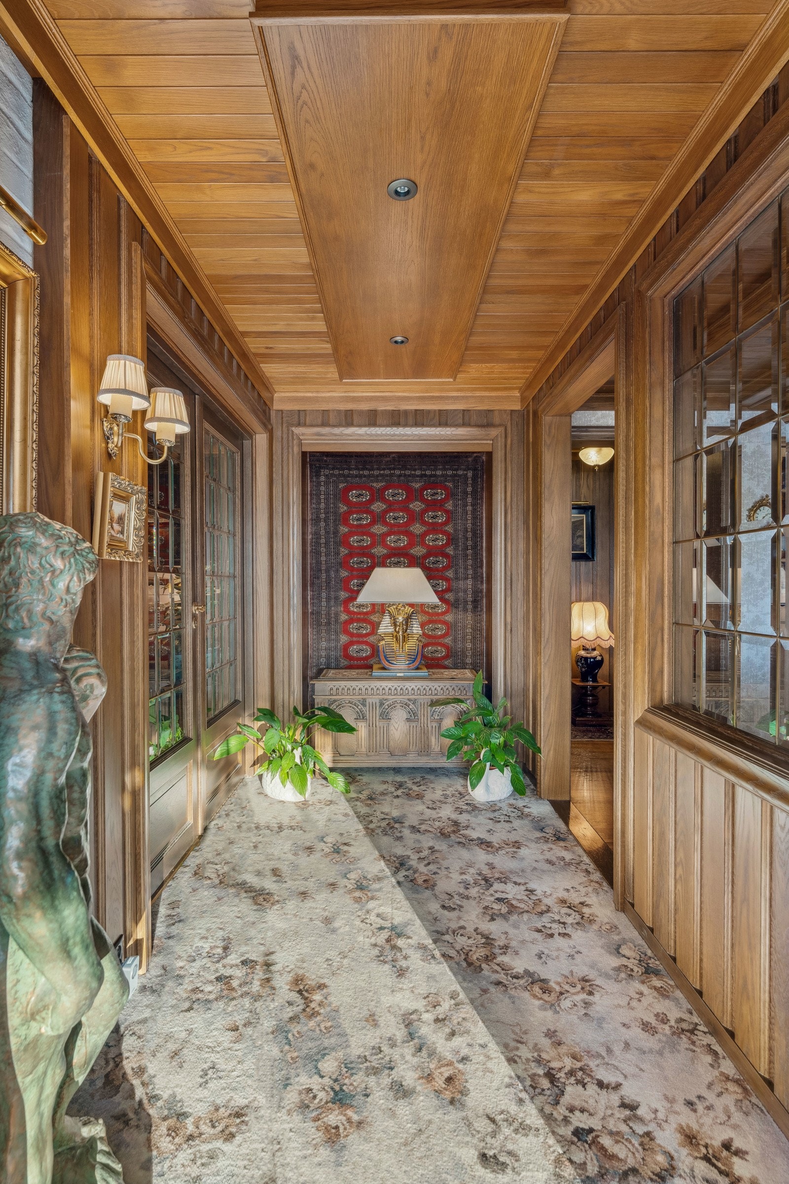 Gangen fører inn til kjøkkenet samt gir adgang til et grovkjøkken med mye arbeidsplass, opplegg for vaskemaskin og egen utgang. Galleribilde