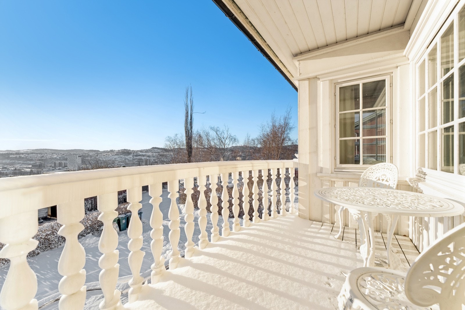 Hovedsoverommet har egen utgang til en flott, vestvendt balkong, med plass til enkel møblering. Galleribilde