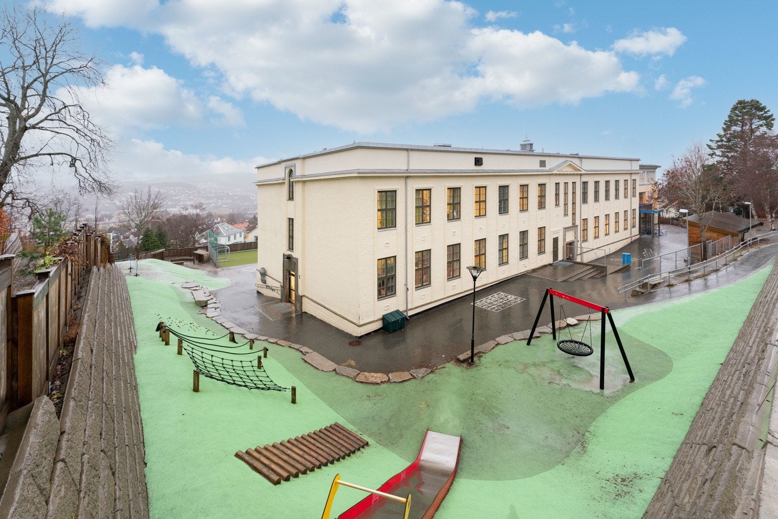 Området er velegnet for familier da det er korte gangavstander til barnehager, skoler og grøntområdet med lekeplasser. Boligen sogner til populære Berg barneskole. Galleribilde