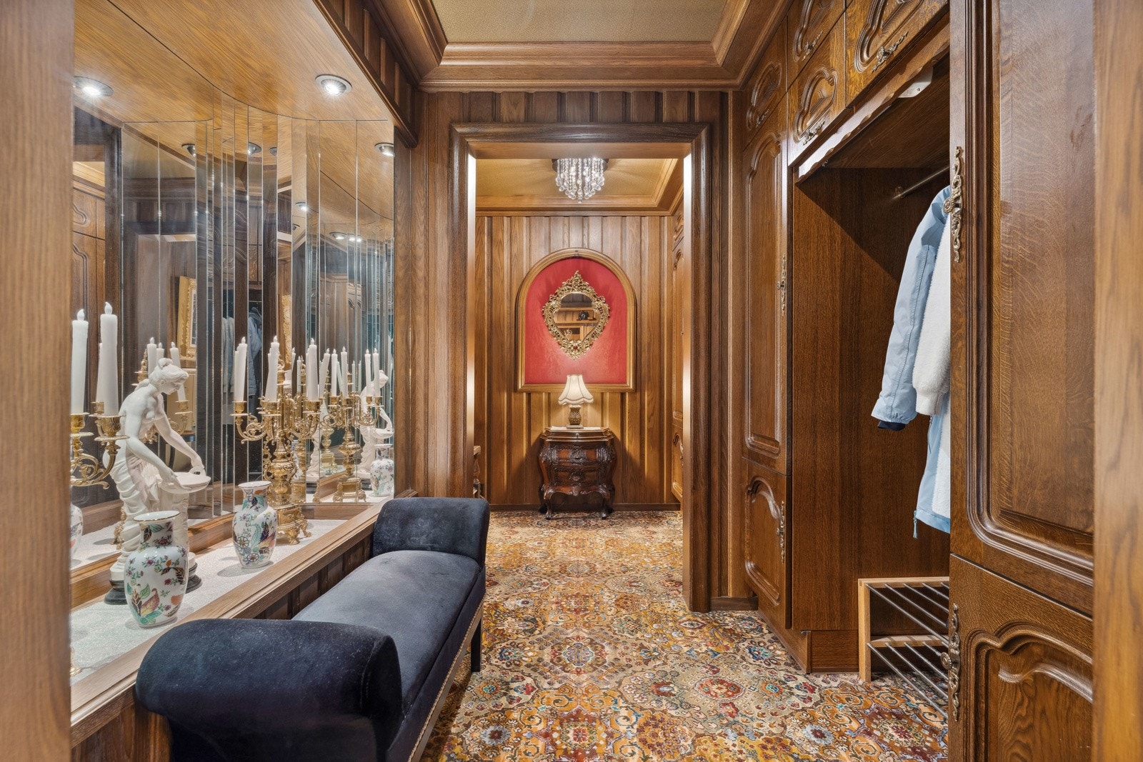 Etter å ha tatt av seg skoene i vindfanget, venter entréen. Rommet har mye oppbevaringsplass i plassbygde og kvalitetsrike garderobeløsninger. Galleribilde