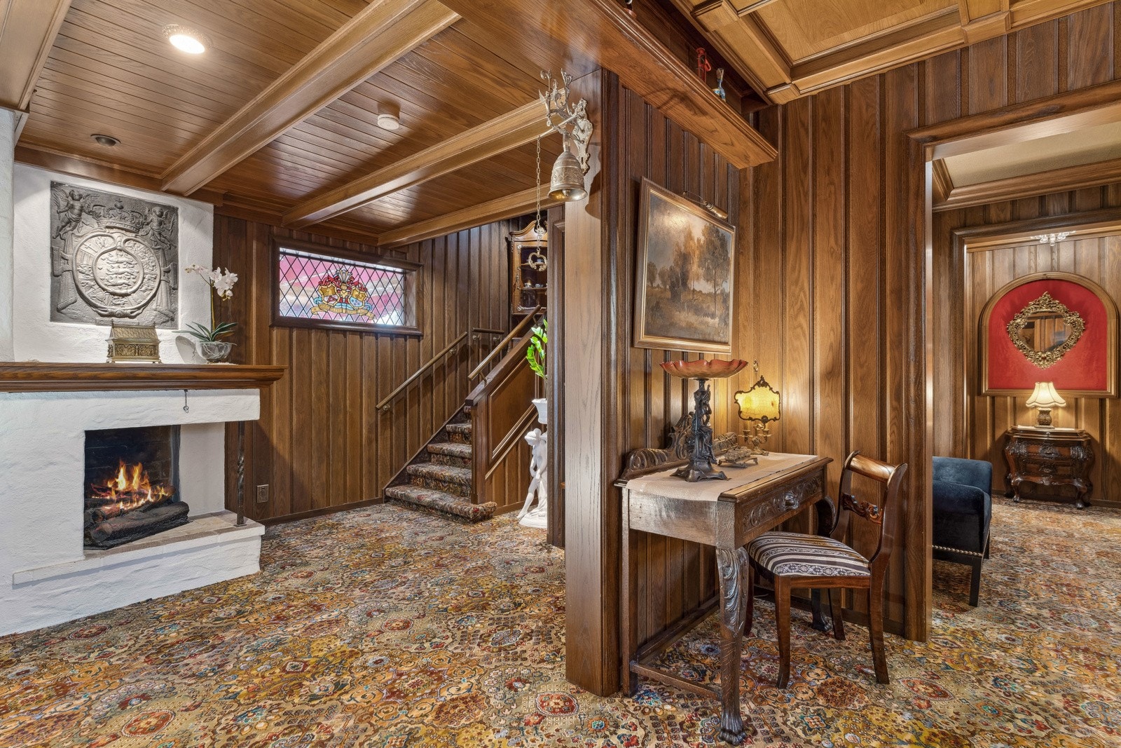 Hovedetasjens hall er på hele 24 kvm og byr på en trivelig velkomst. Rommet har en sjarmerende peis, samt adkomst til øvrige rom i etasjen. Galleribilde