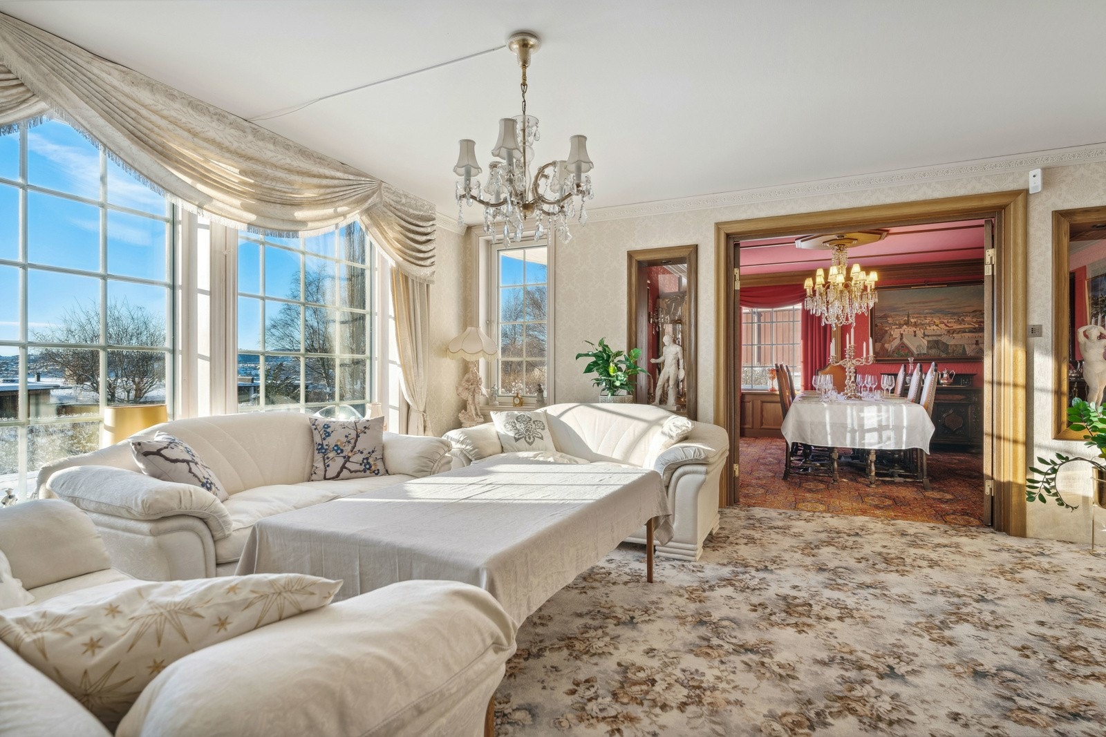 Stuen har som resten av boligen, behagelig varme i gulv. Tilknyttet stuene ligger en separat spisestue på hele 22 kvm. Galleribilde