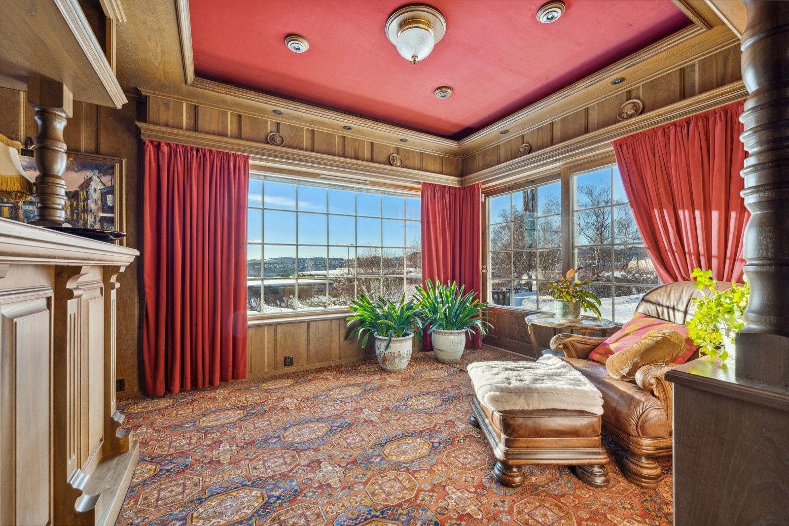 Fra denne delen av rommet kan man nyte den herlige utsikten, hvor det i tillegg er utgang til en fantastisk terrasse. Galleribilde