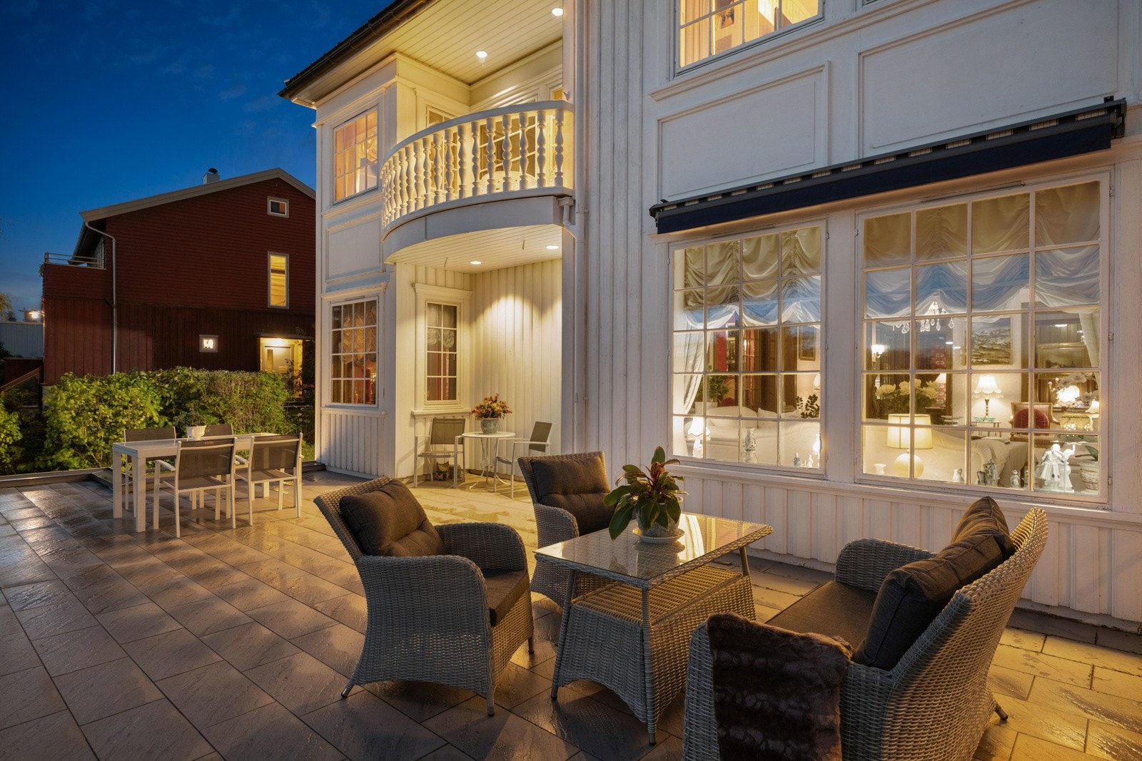 Uteplassen er et ypperlig sted å tilbringe både på dag- og kveldstid. Galleribilde