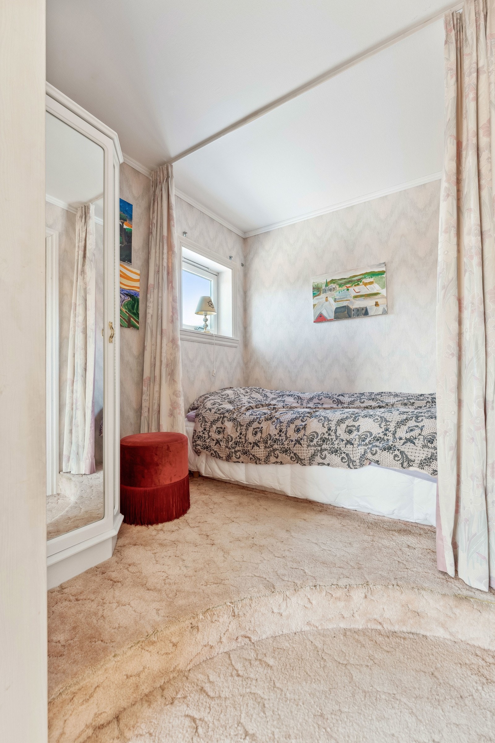 Det er godt med plass for møblering av ulikt soveromsmøblement, samt ulike graderobeløsninger. Galleribilde