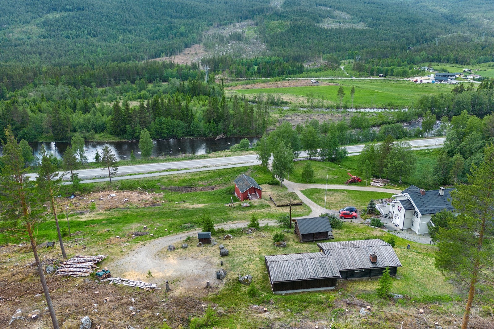 Dronefoto mot elva og veien Galleribilde