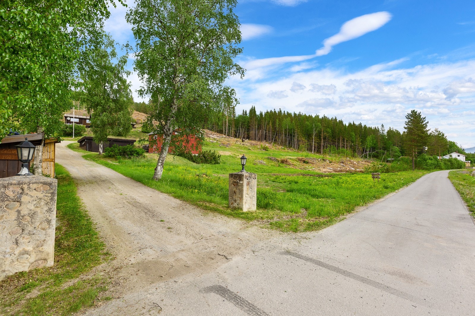 Innkjøringen, som er felles med nabo Galleribilde