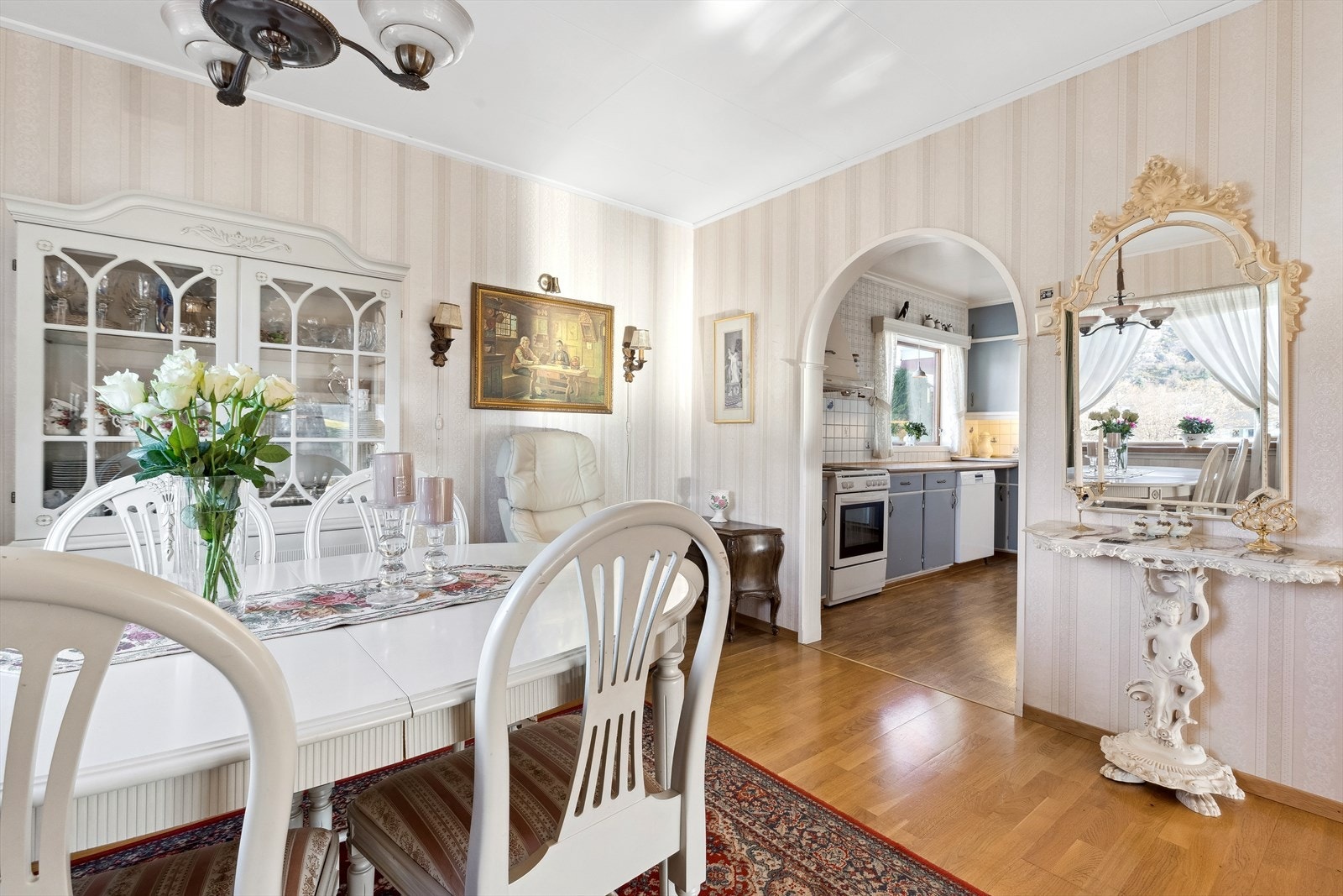 Videre fra stuen kommer du til boligens kjøkken. Galleribilde