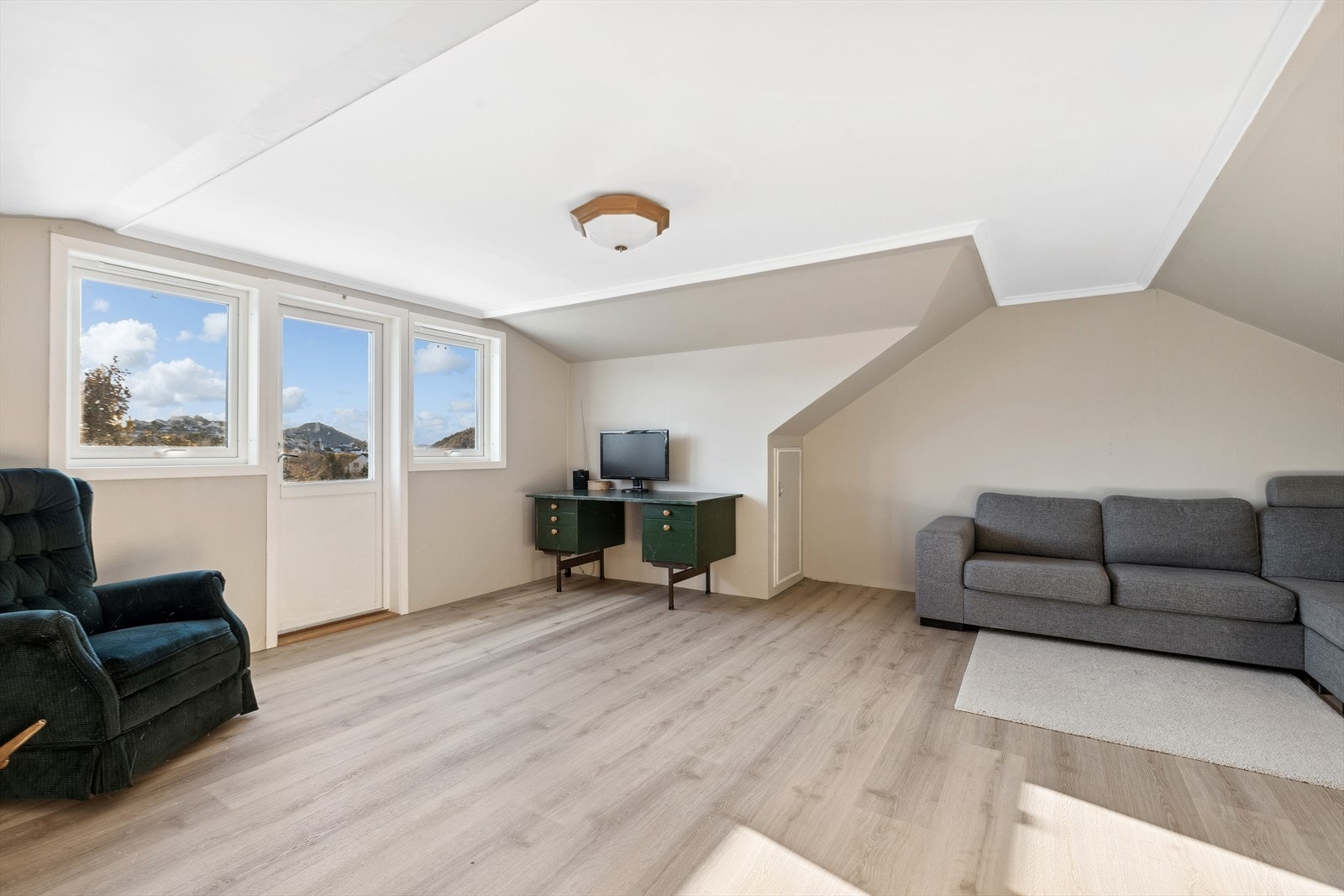 Soverom/loftestue med dør ut til solrik balkong. Galleribilde