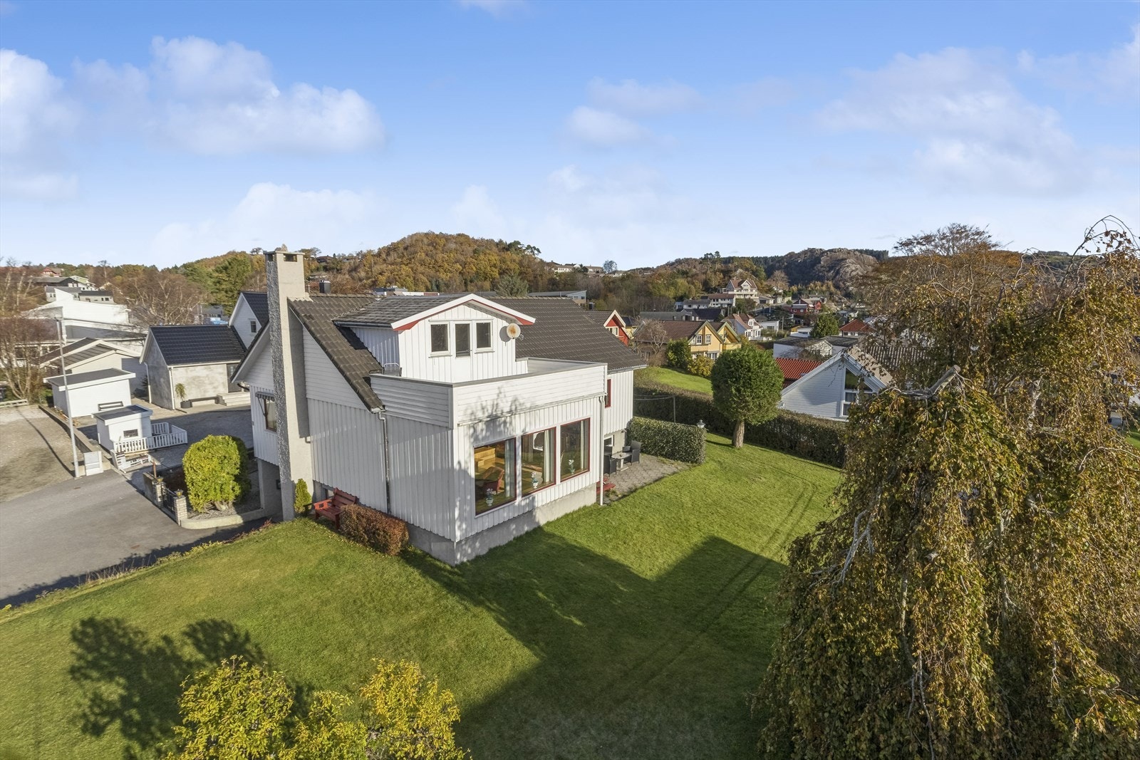 Boligen har et pent opparbeidet uteområde som fremstår som naturlig skjermet av vakker beplanting. Galleribilde
