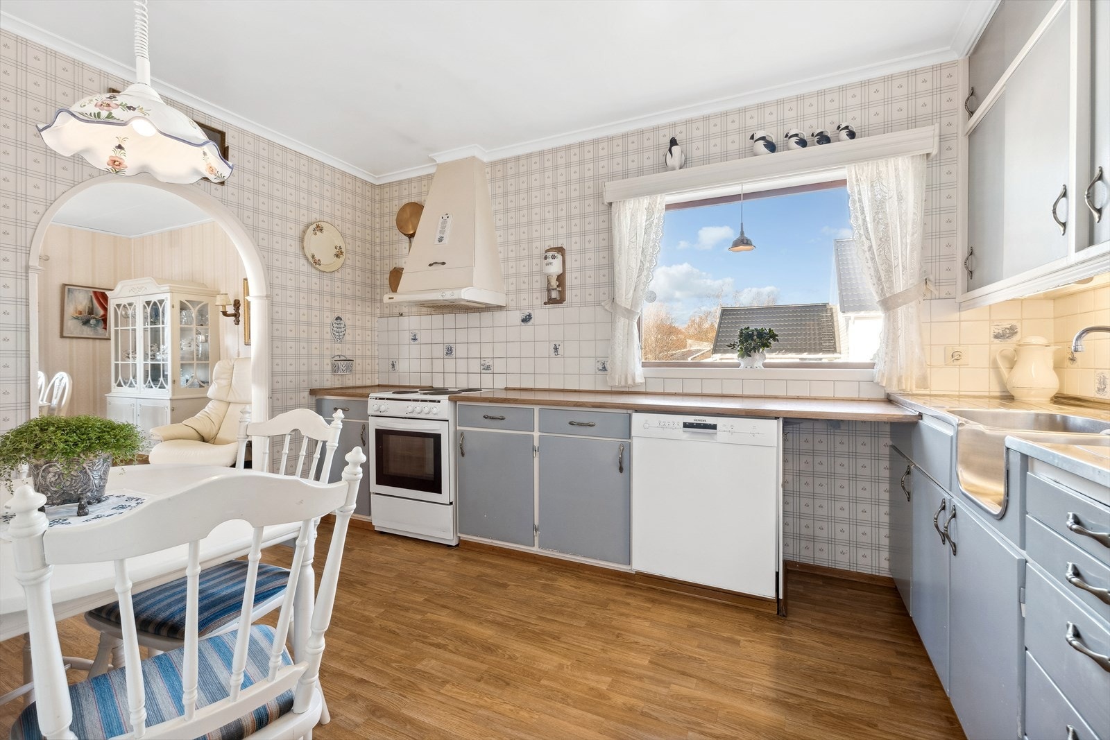 Kjøkkenet er av god størrelse og har gode oppbevaringsmuligheter i både skuffer og skap. Galleribilde