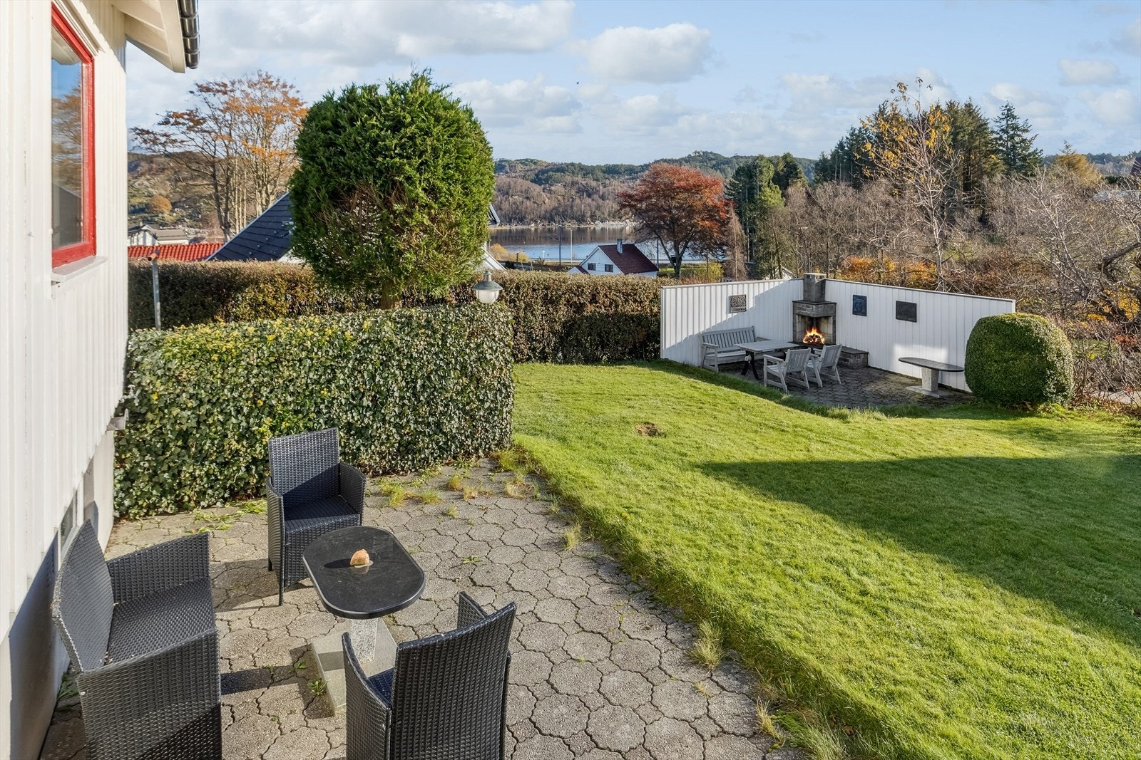 Tomten er pent inndelt i ulike soner, her kan du nyte gode solforhold når været tillater det. Galleribilde