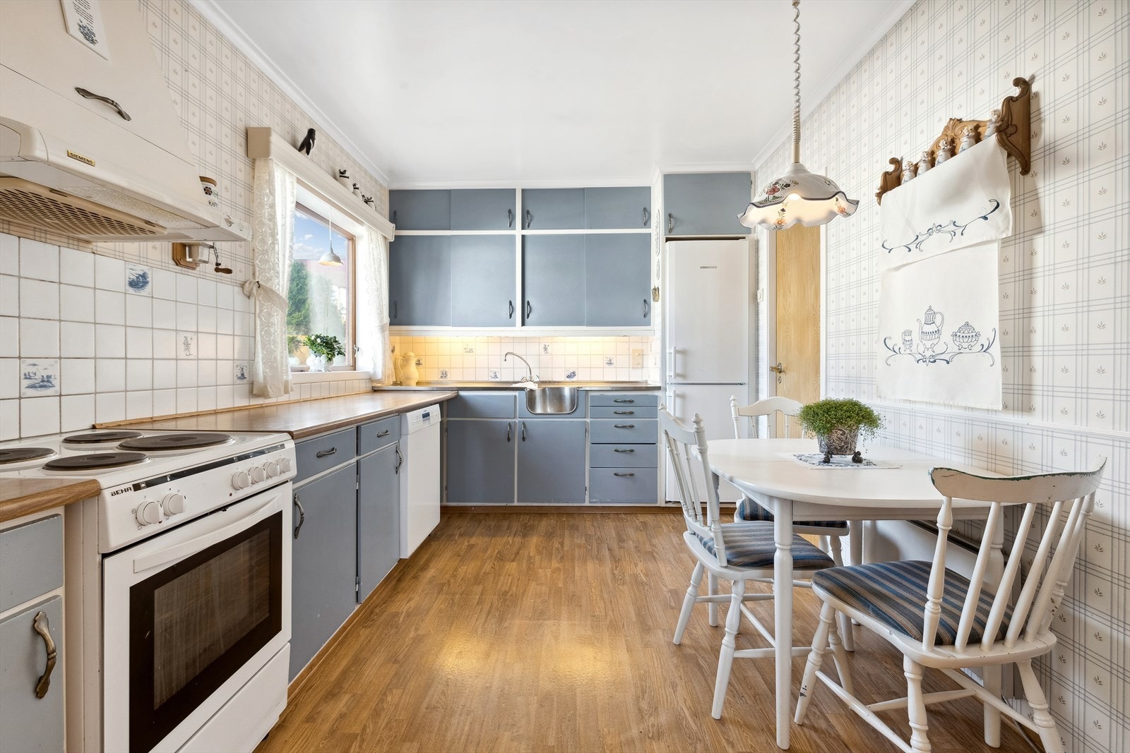 Kjøkkenet har stedbygget kjøkkeninnredning fra byggeår med laminert benkeplate. Galleribilde