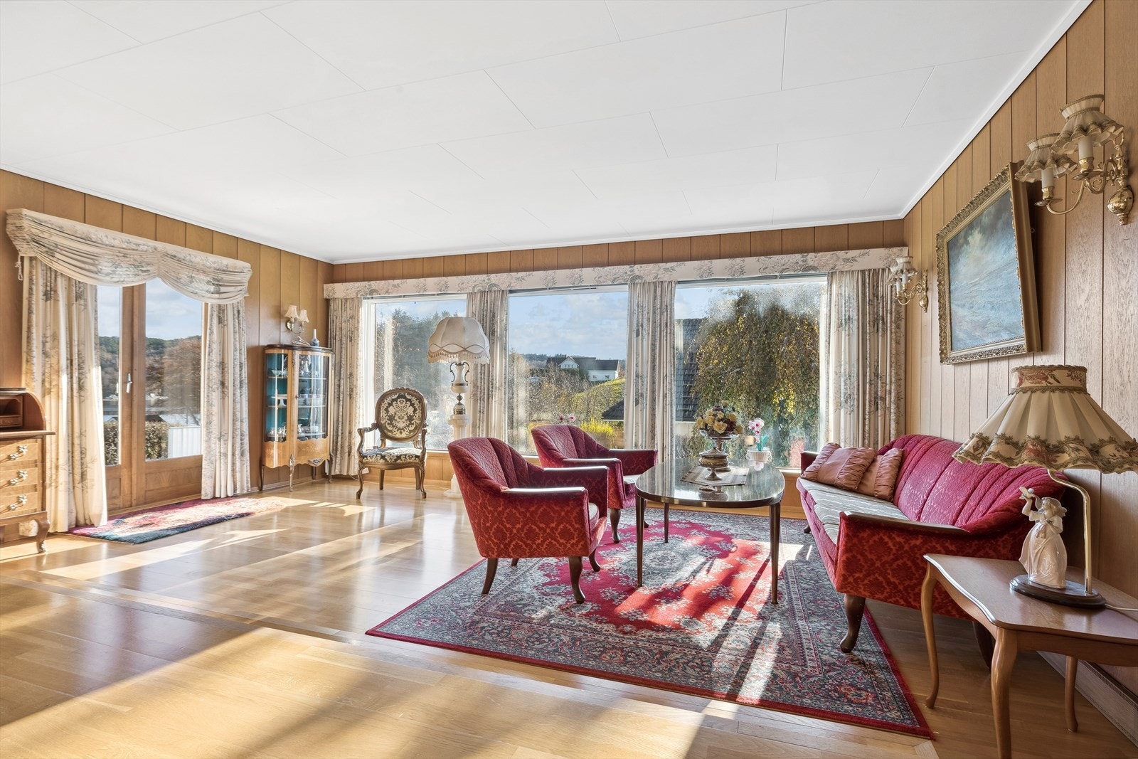 Stuen nyter godt av lysinnslipp fra flere gode vindusflater som hjelper til med å skape et åpent rom. Galleribilde