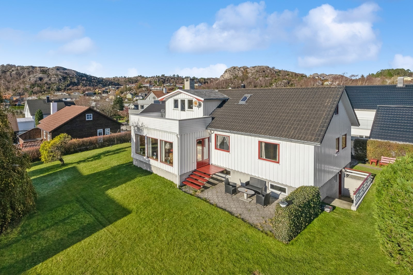 Enebolig på ca 223 kvm fordelt over tre etasjer - nydelig tomt med usjenert beliggenhet. Galleribilde