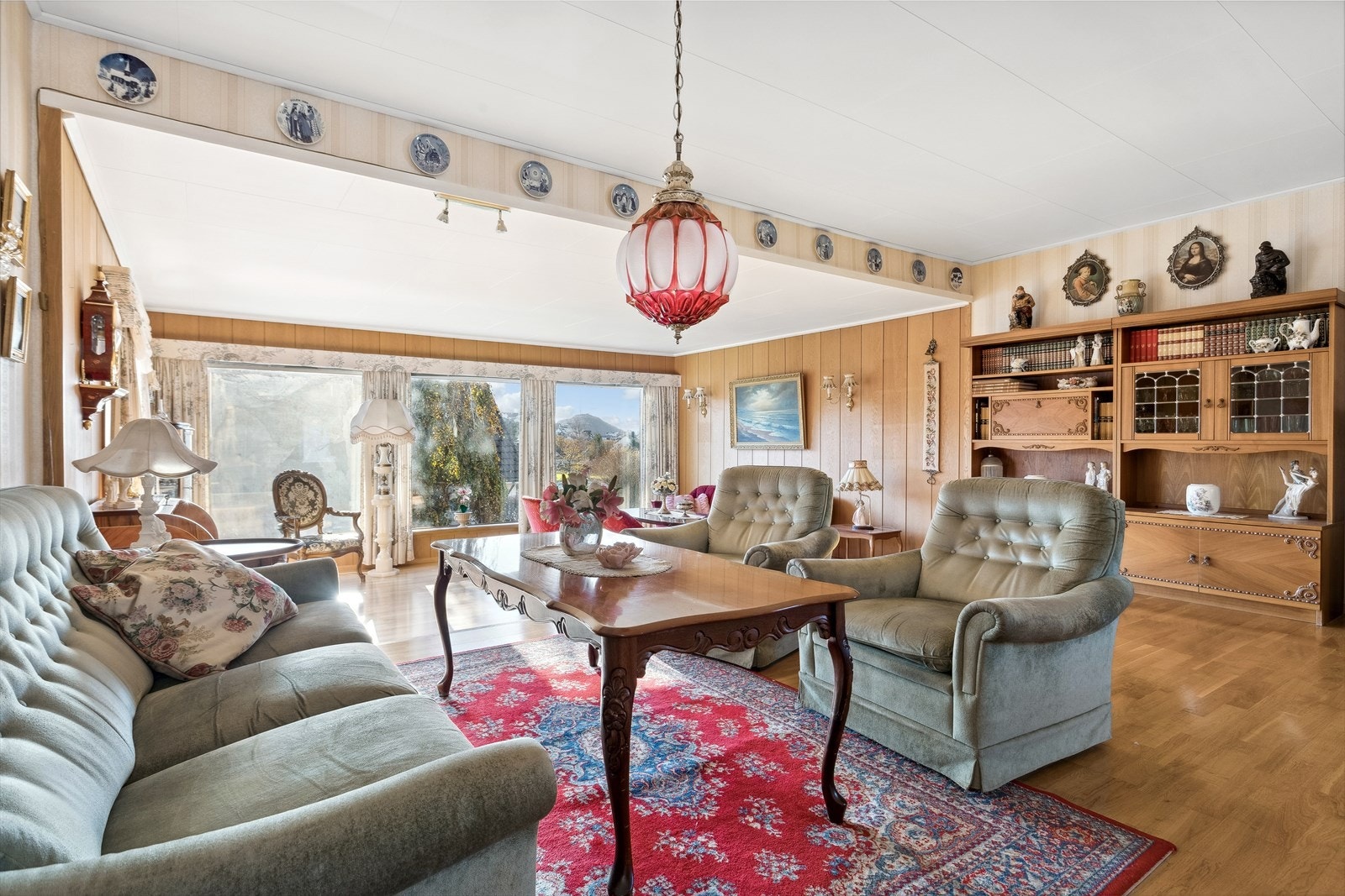 Stuen fremstår som et lyst oppholdsrom. Galleribilde