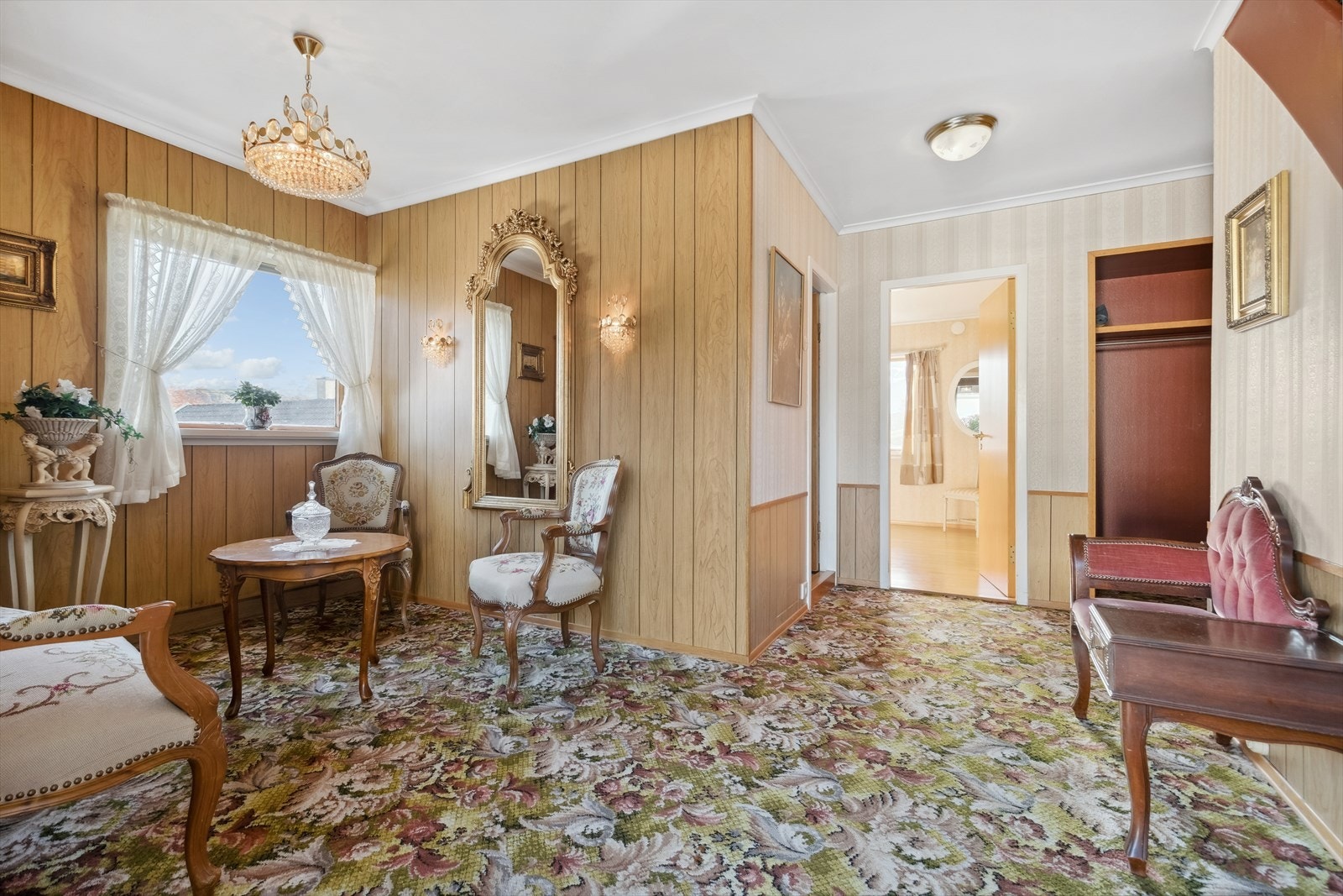 Videre kommer du til øvrige rom i 1. etasjen som består av baderom, toalettrom, kjøkken, stue, trapperom og soverom. Galleribilde