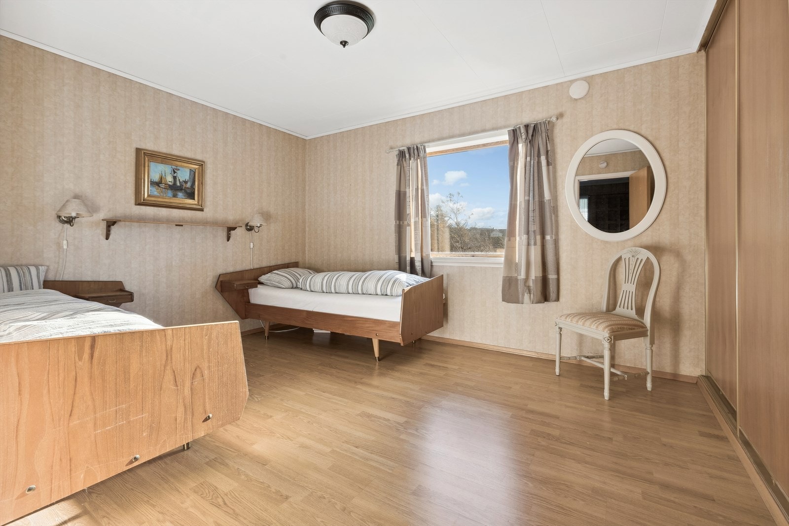 Romslig og lyst soverom i 1. etasjen. Galleribilde