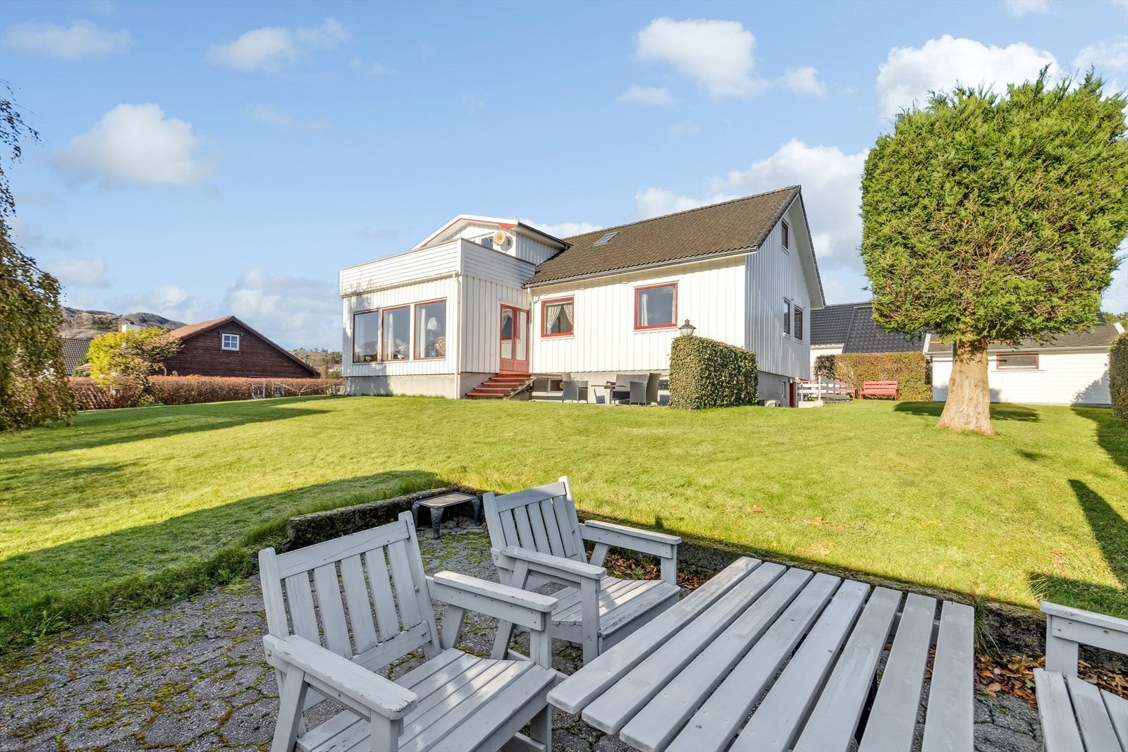 Fra stuen har du direkte utgang til uteområdet og boligens pent opparbeidede tomt. Galleribilde