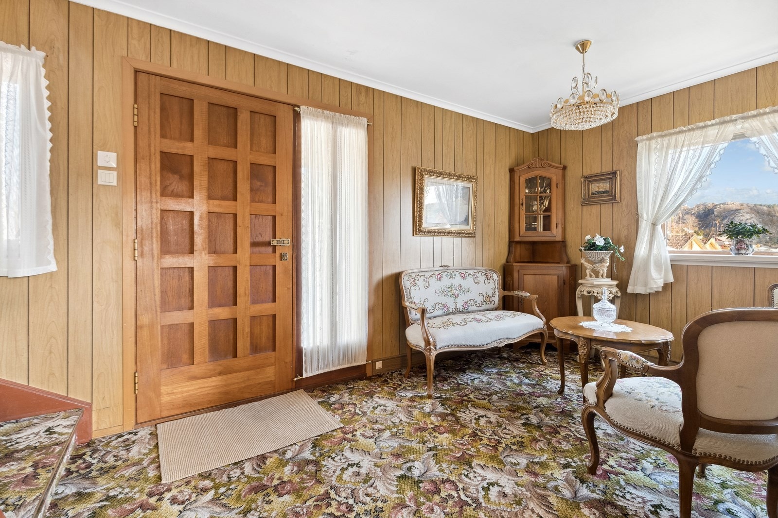 Innvendig kommer du inn til en stor og lys entré. Deler av gang har tidligere vært soverom. Galleribilde