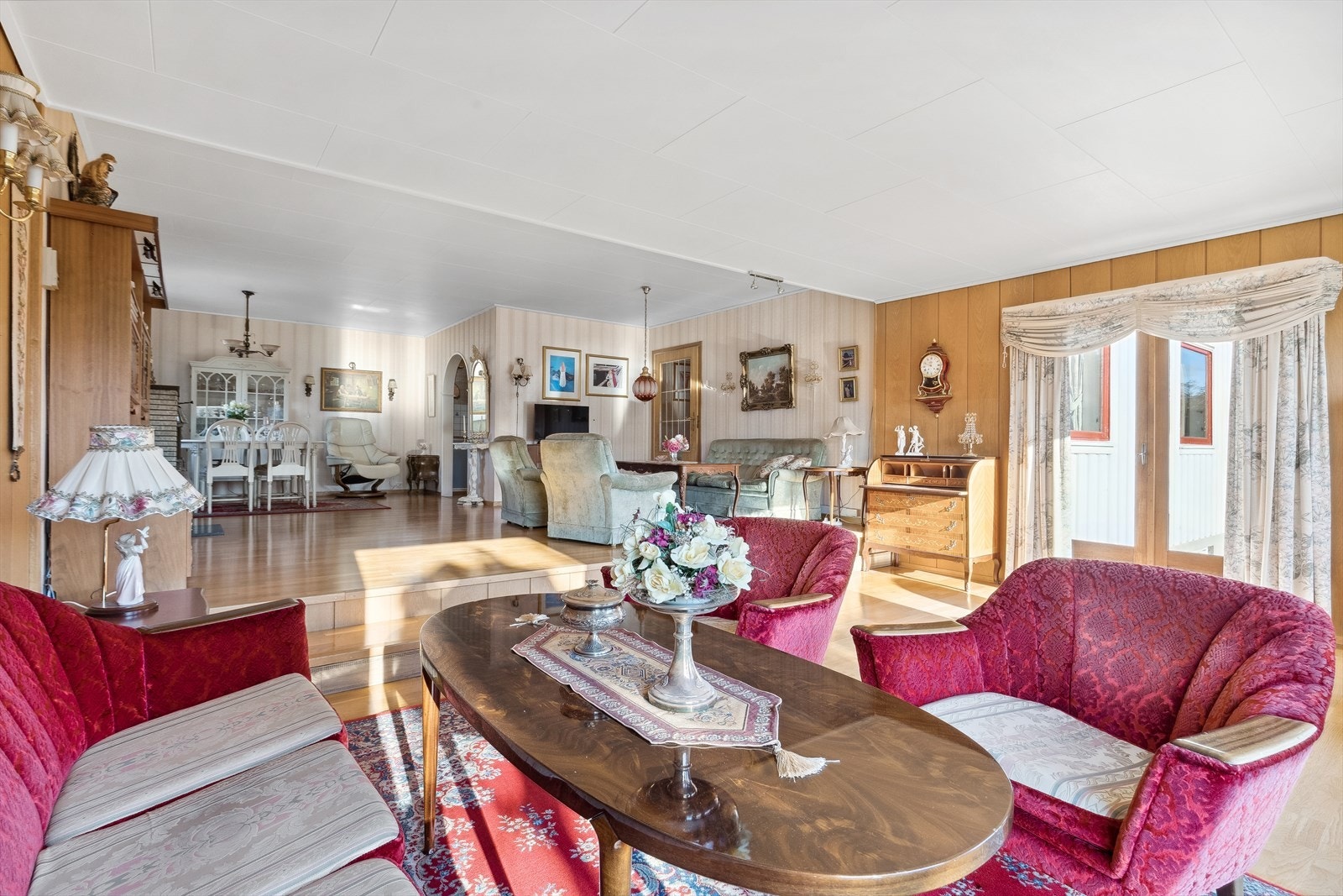 Stuen er av god størrelse- fordelt på to plan. Meget gode innredningsmuligheter. Galleribilde