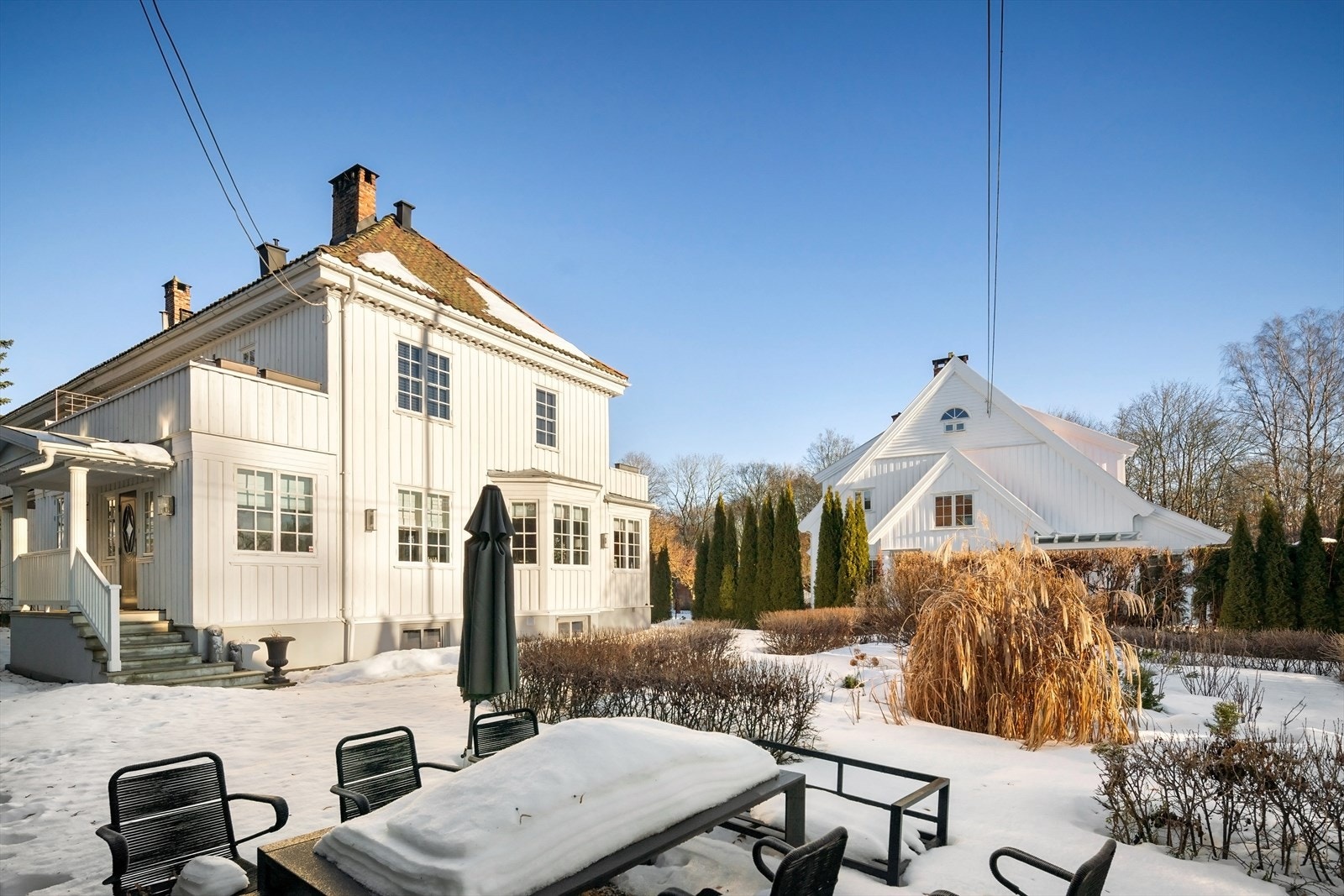 To etasjer + innredet kjeller og loft Galleribilde