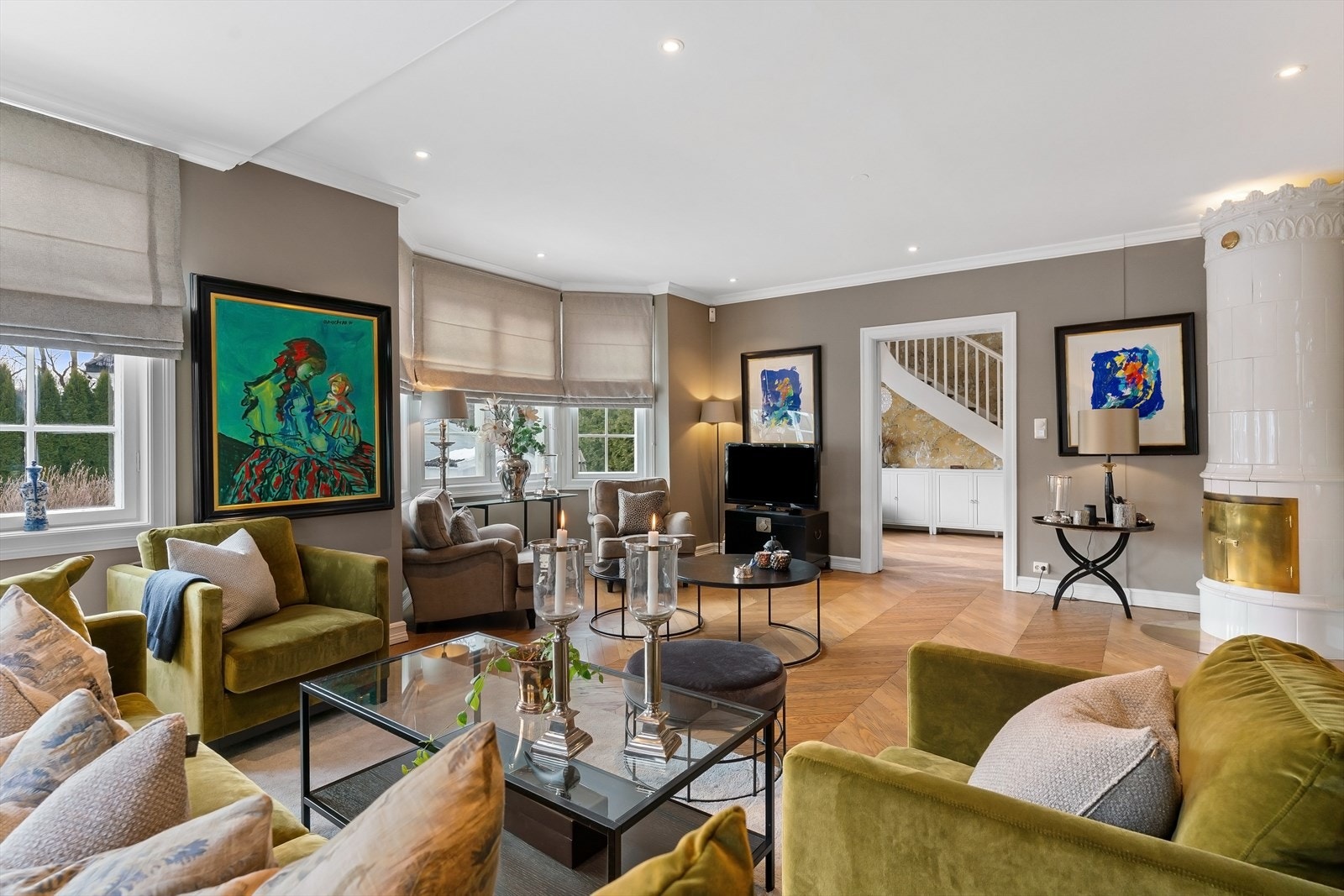 De massive eikegulvene med fiskebensmønster er bl.a. hentet fra Paris, og klassiske originale interiørdetaljer er godt bevart Galleribilde