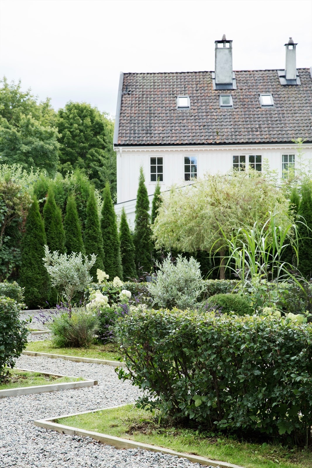 Det er hekk mot naboer, og eiendommen ligger skjermet og rolig til Galleribilde