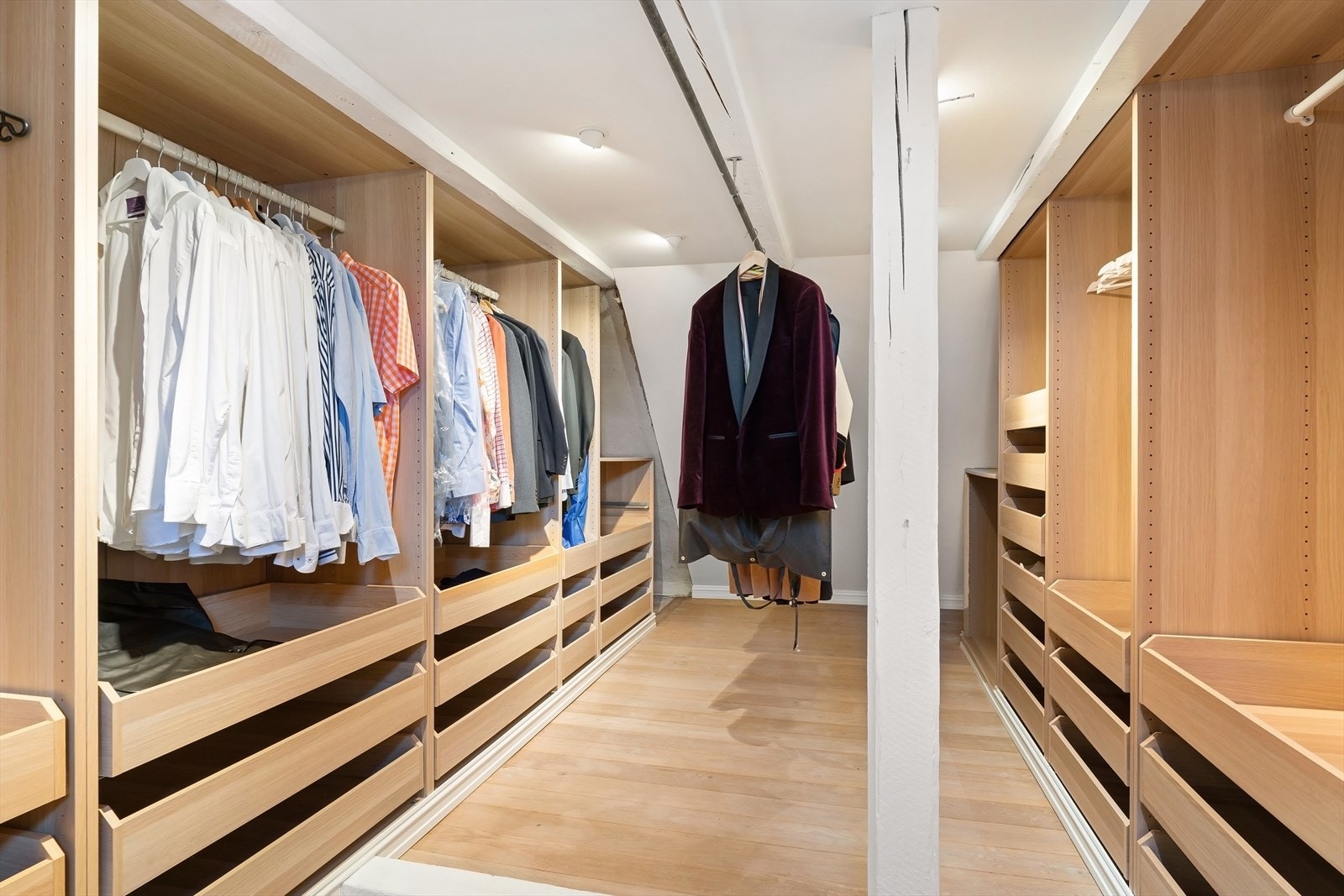 Stort walk in closet på loft Galleribilde