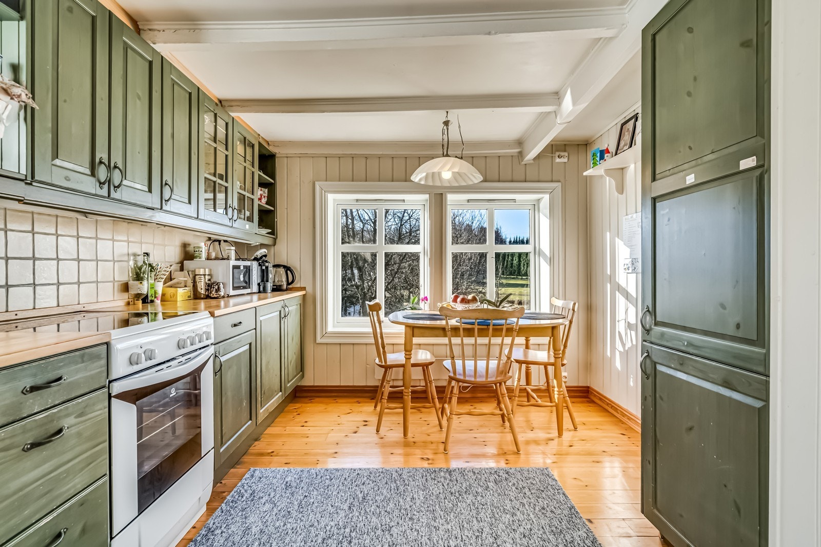 Kjøkken med spiseplass Galleribilde